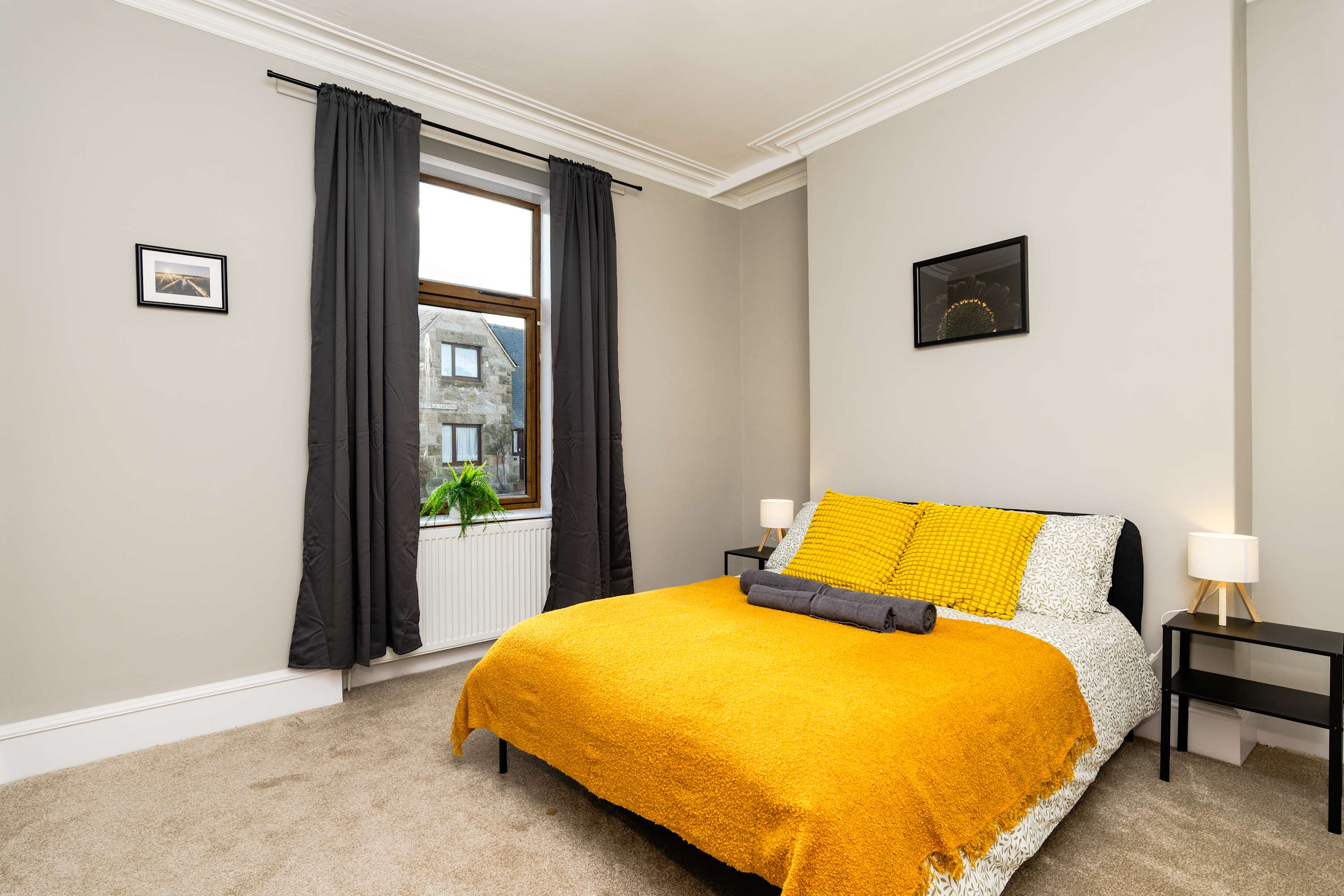 Spacious Inverurie Stay -Nr Train Station -Parking serviced apartment - Inverurie - VivreStays