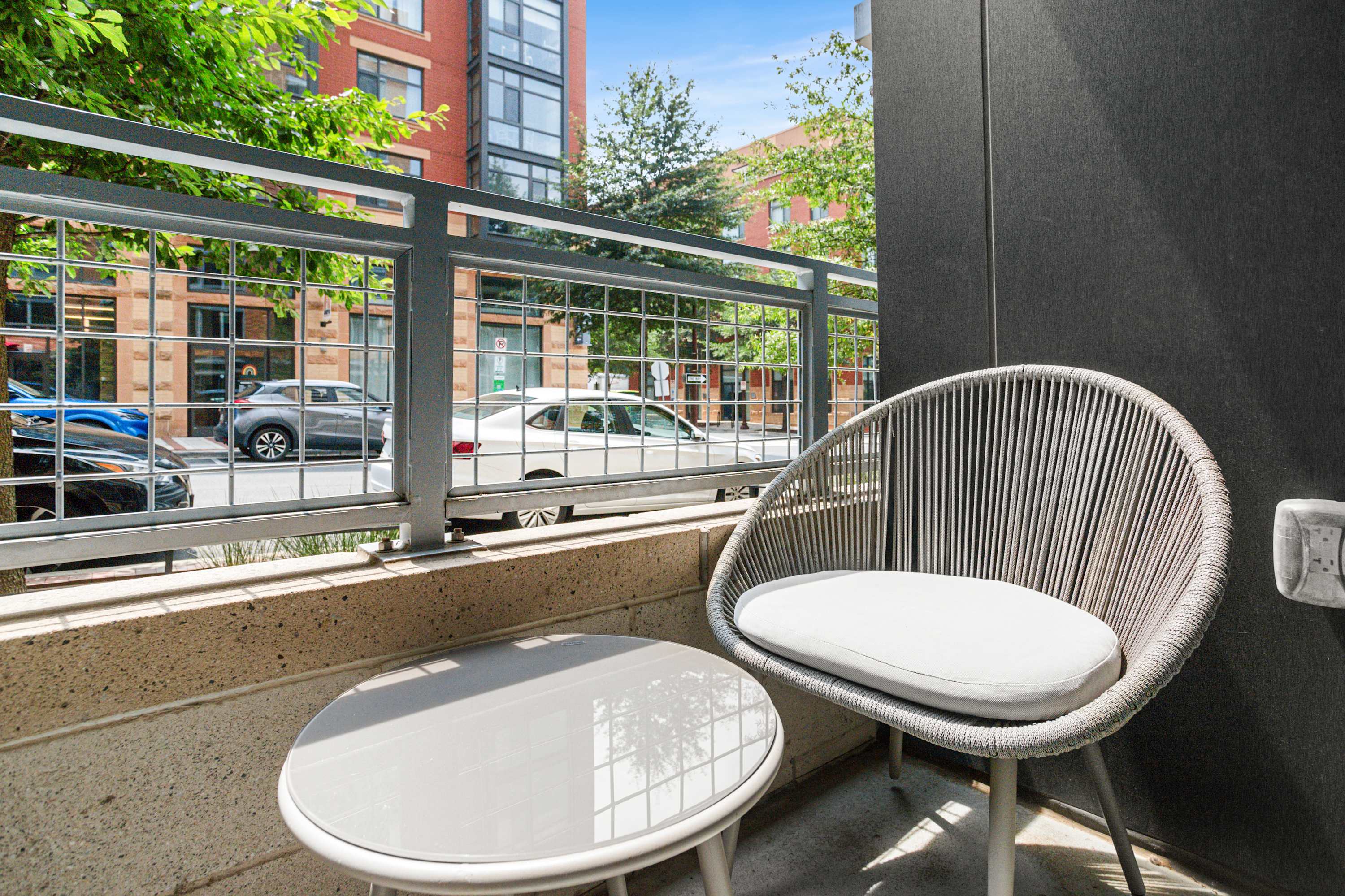 Modern Apt Near DC & Metro | Pool & Gym