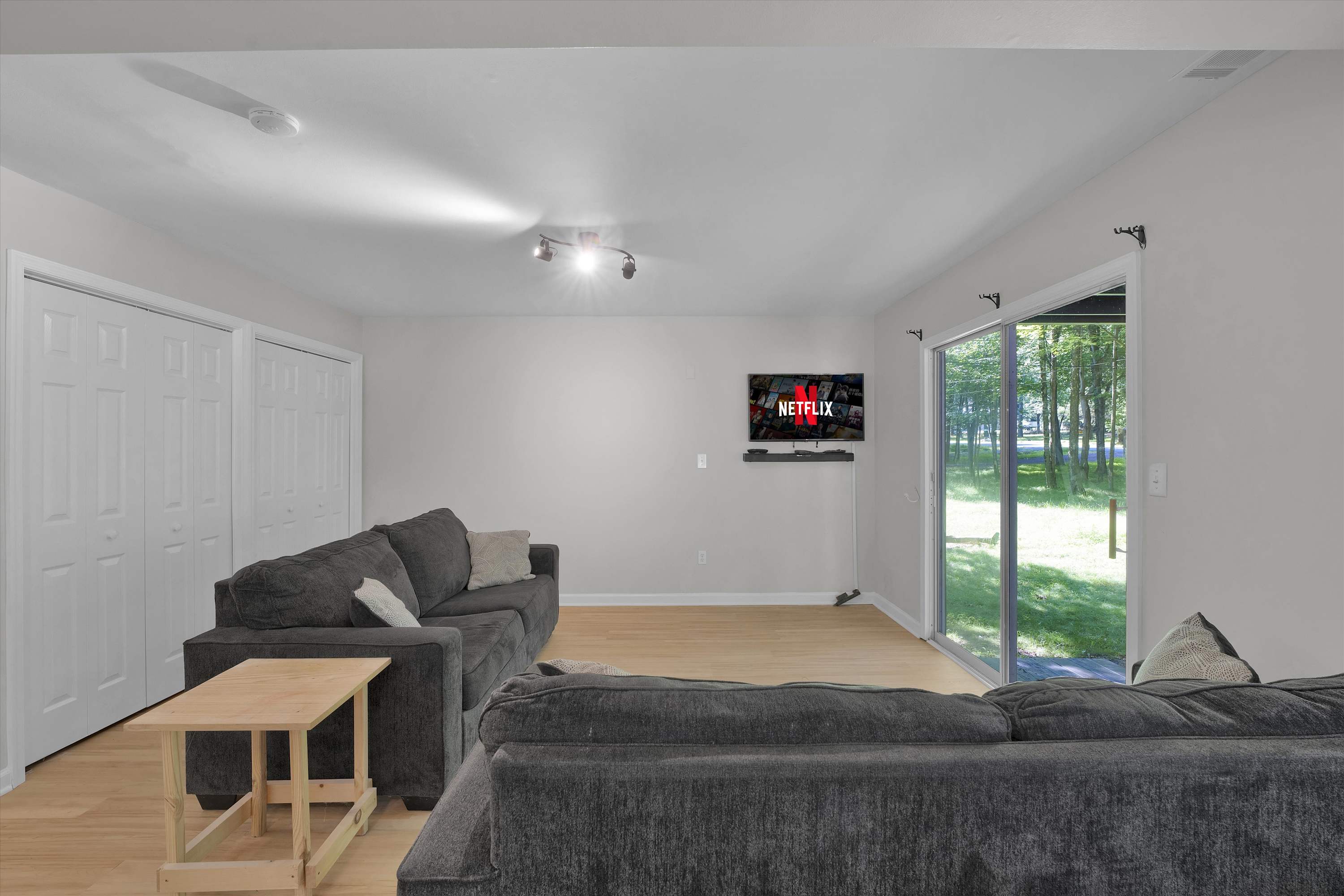 Pocono Chalet With Pool Table | 15 Min to Skiing