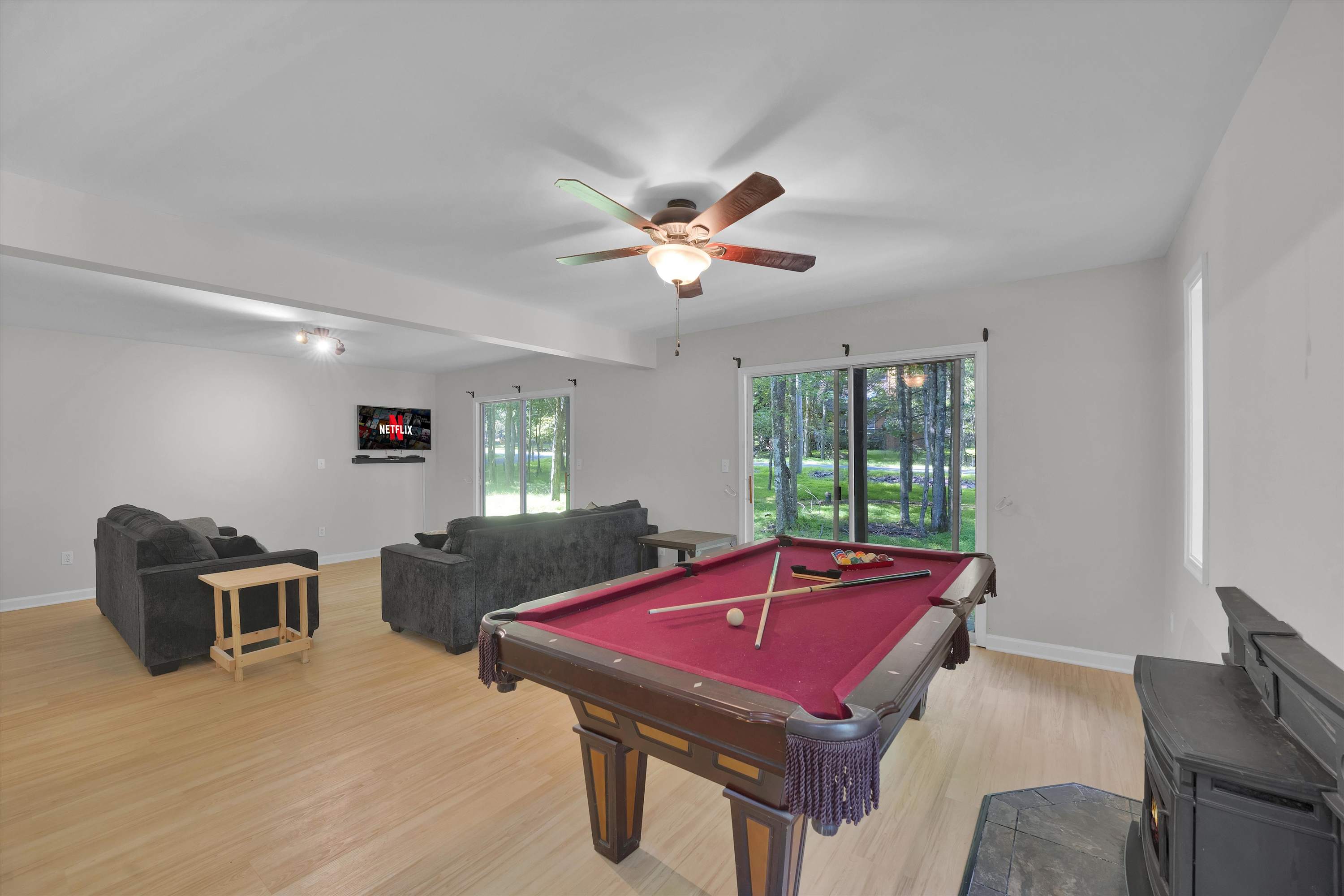 Pocono Chalet With Pool Table | 15 Min to Skiing