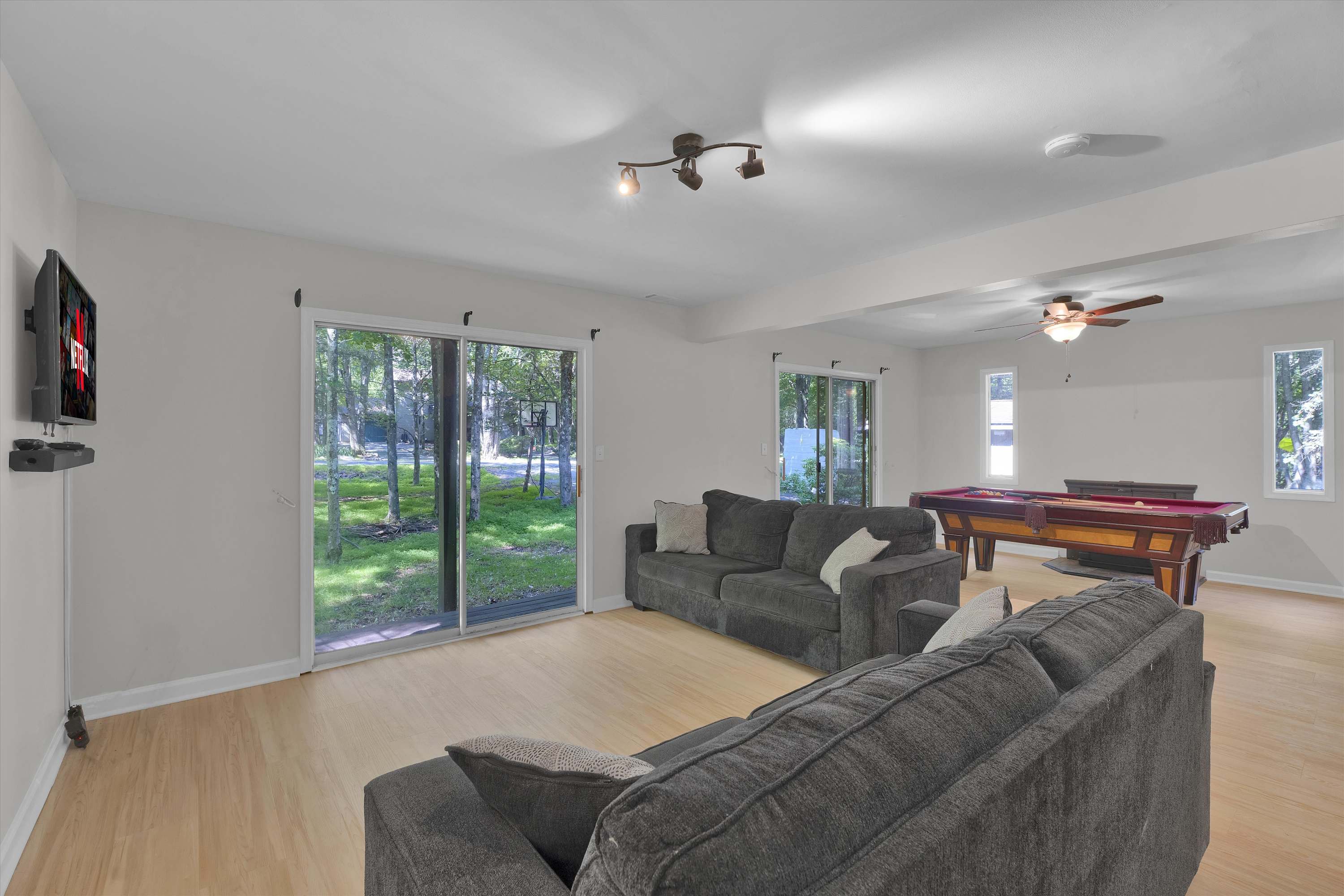 Pocono Chalet With Pool Table | 15 Min to Skiing