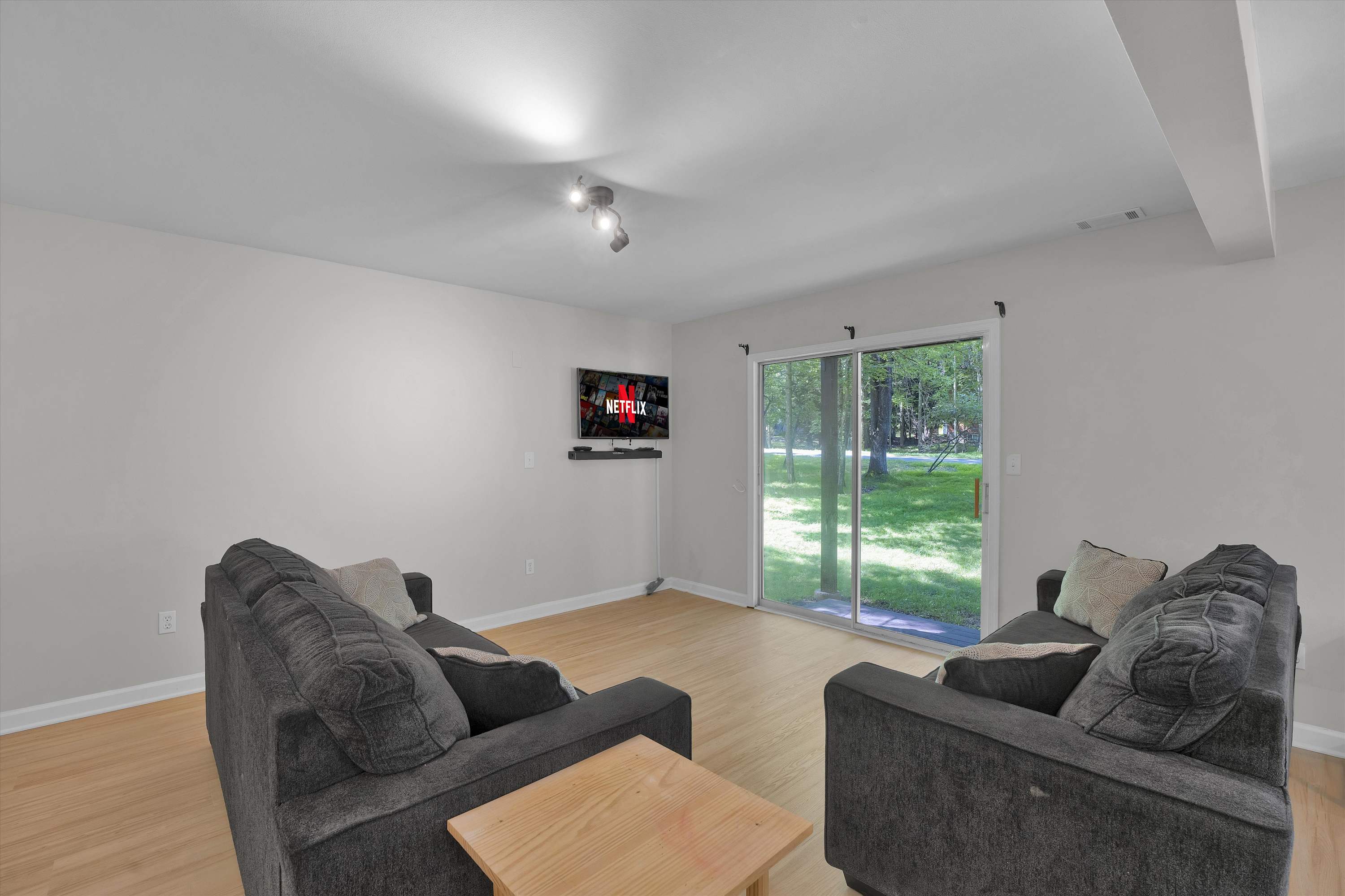 Pocono Chalet With Pool Table | 15 Min to Skiing