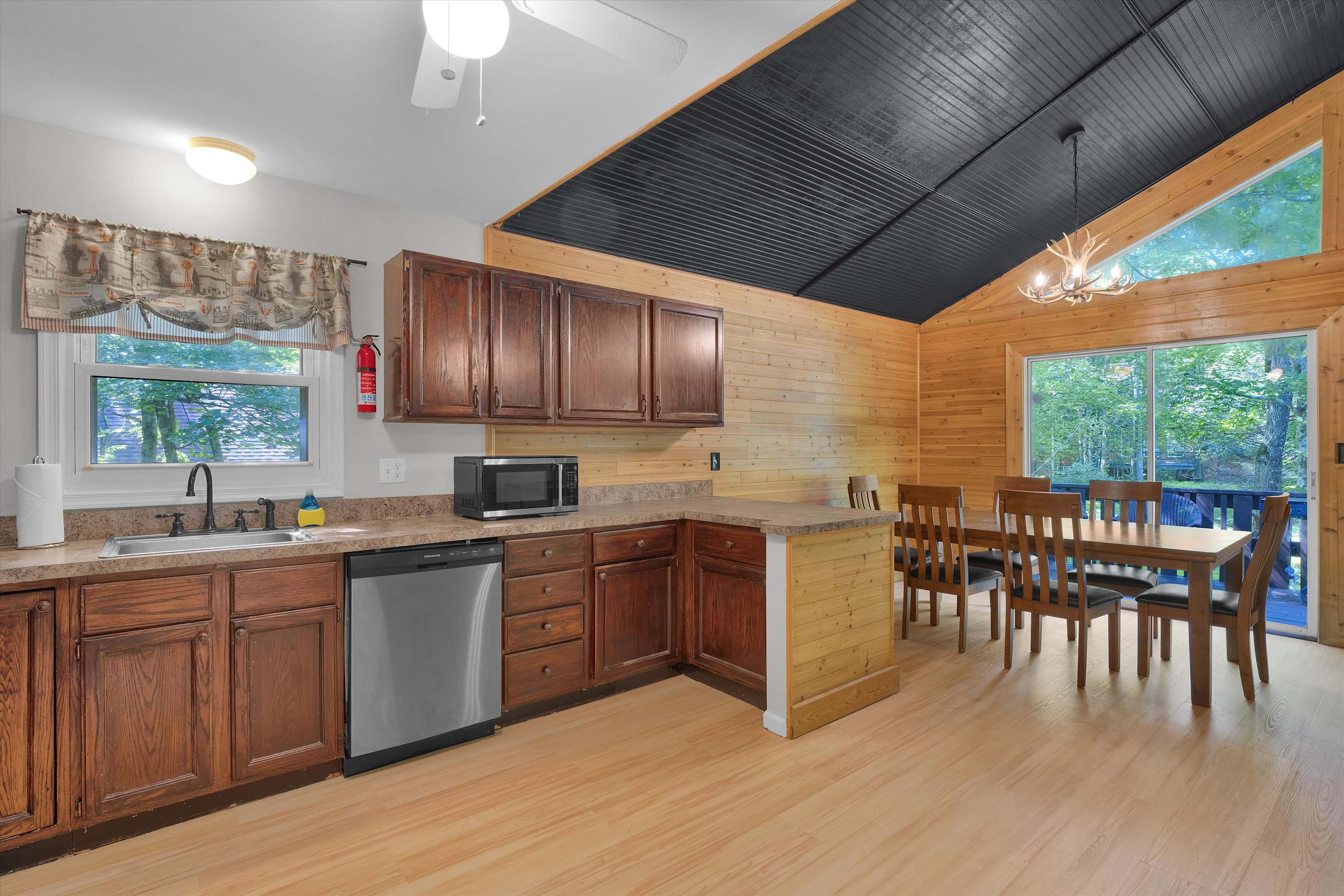 Pocono Chalet With Pool Table | 15 Min to Skiing