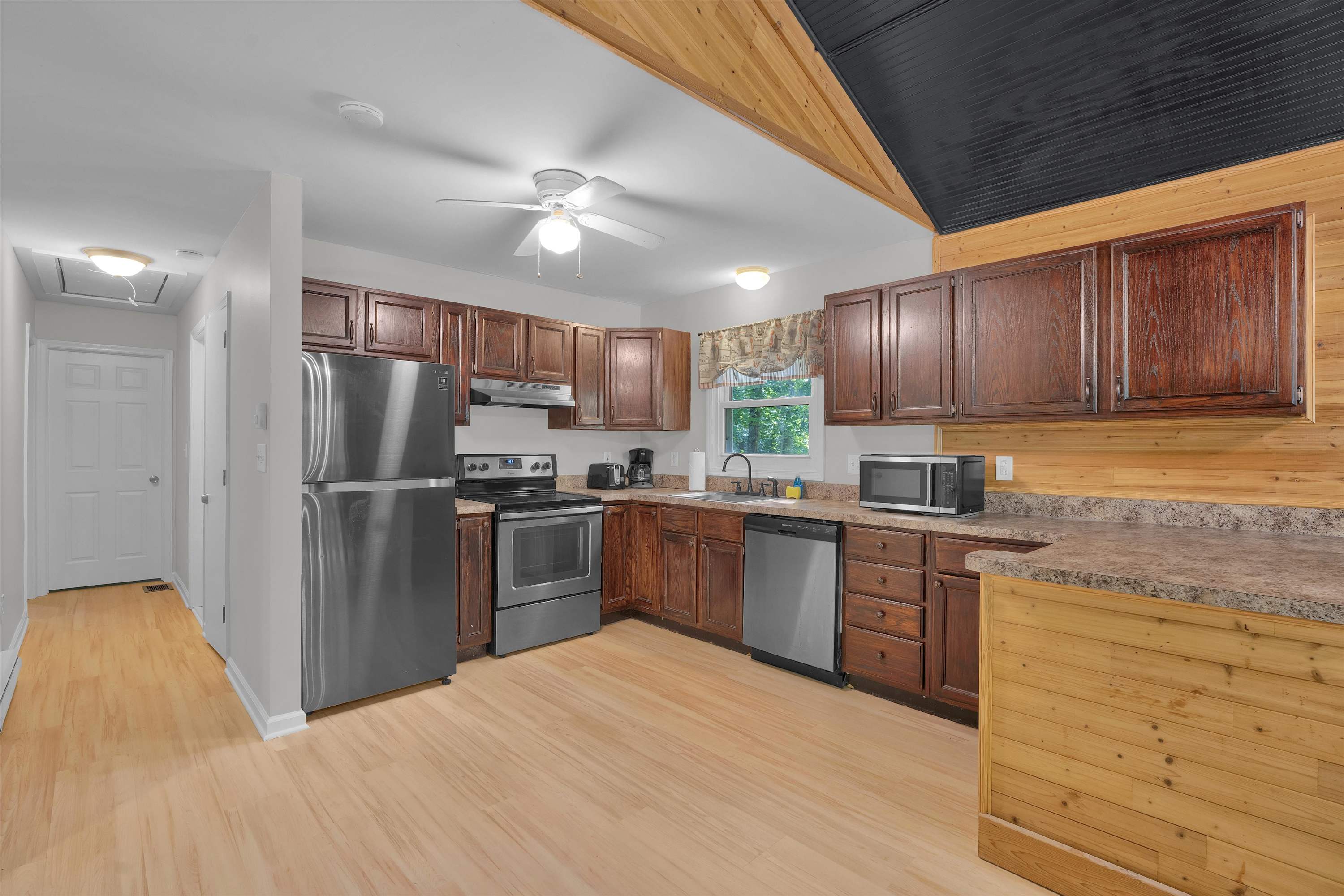 Pocono Chalet With Pool Table | 15 Min to Skiing