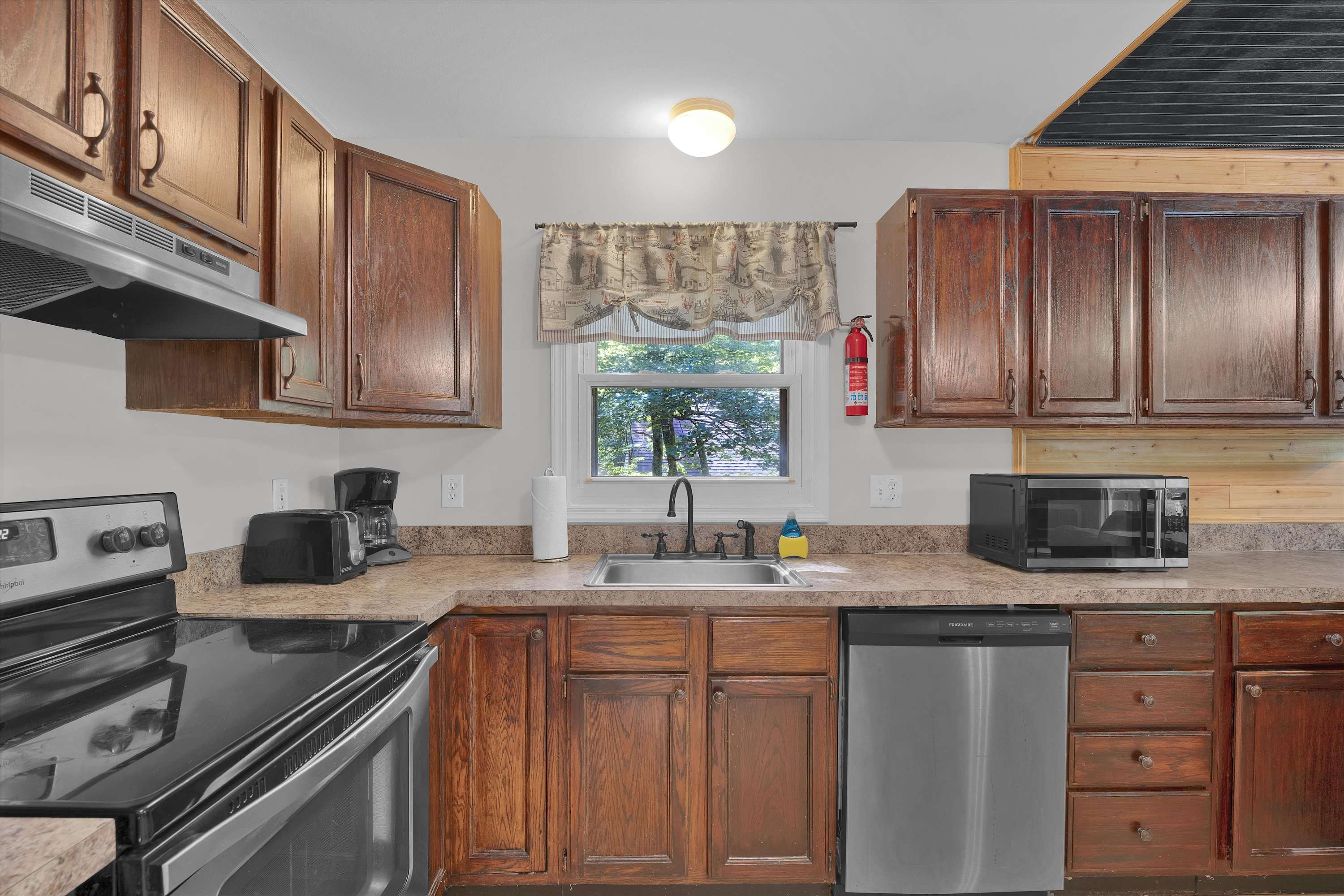 Pocono Chalet With Pool Table | 15 Min to Skiing