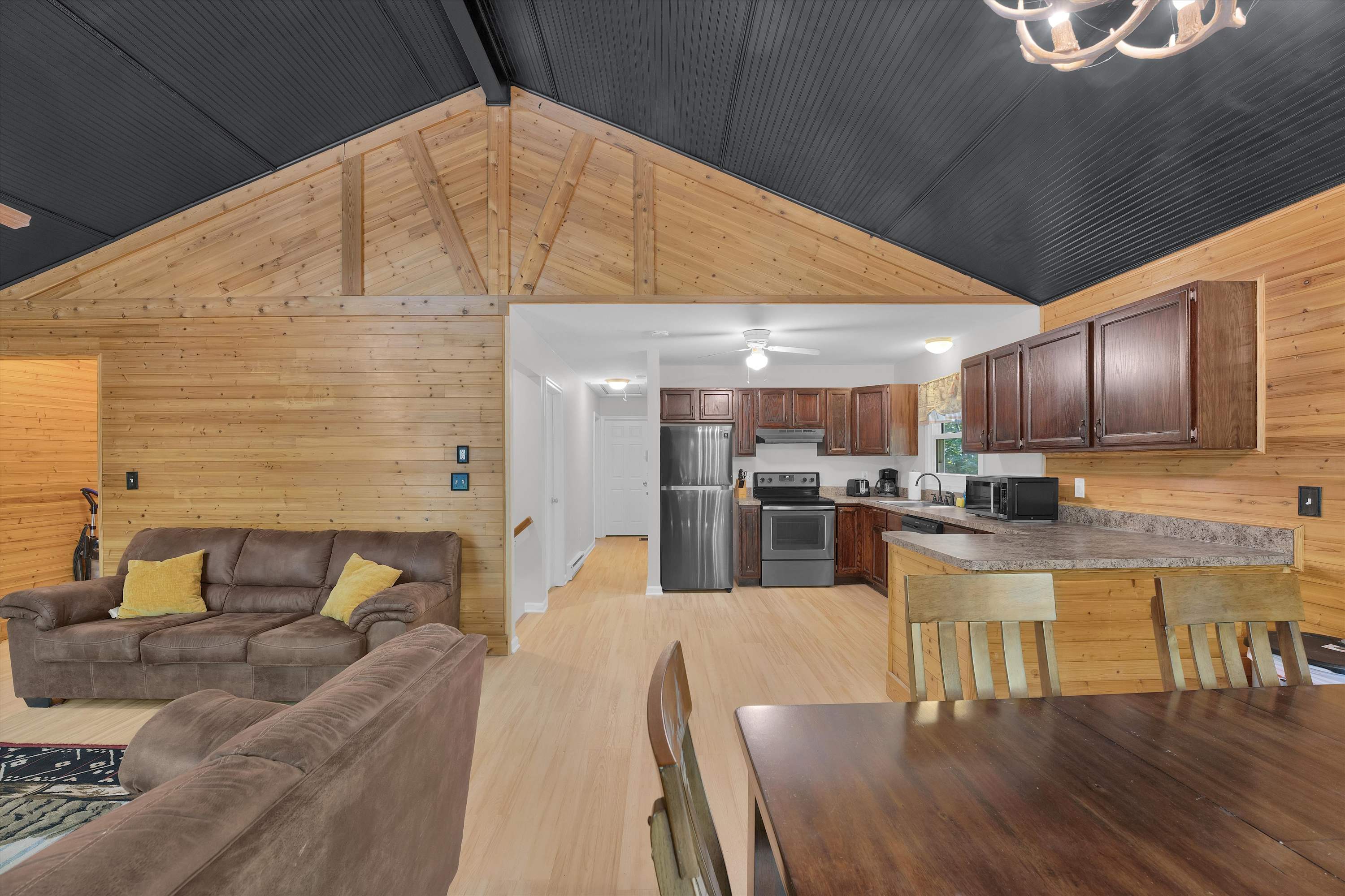 Pocono Chalet With Pool Table | 15 Min to Skiing