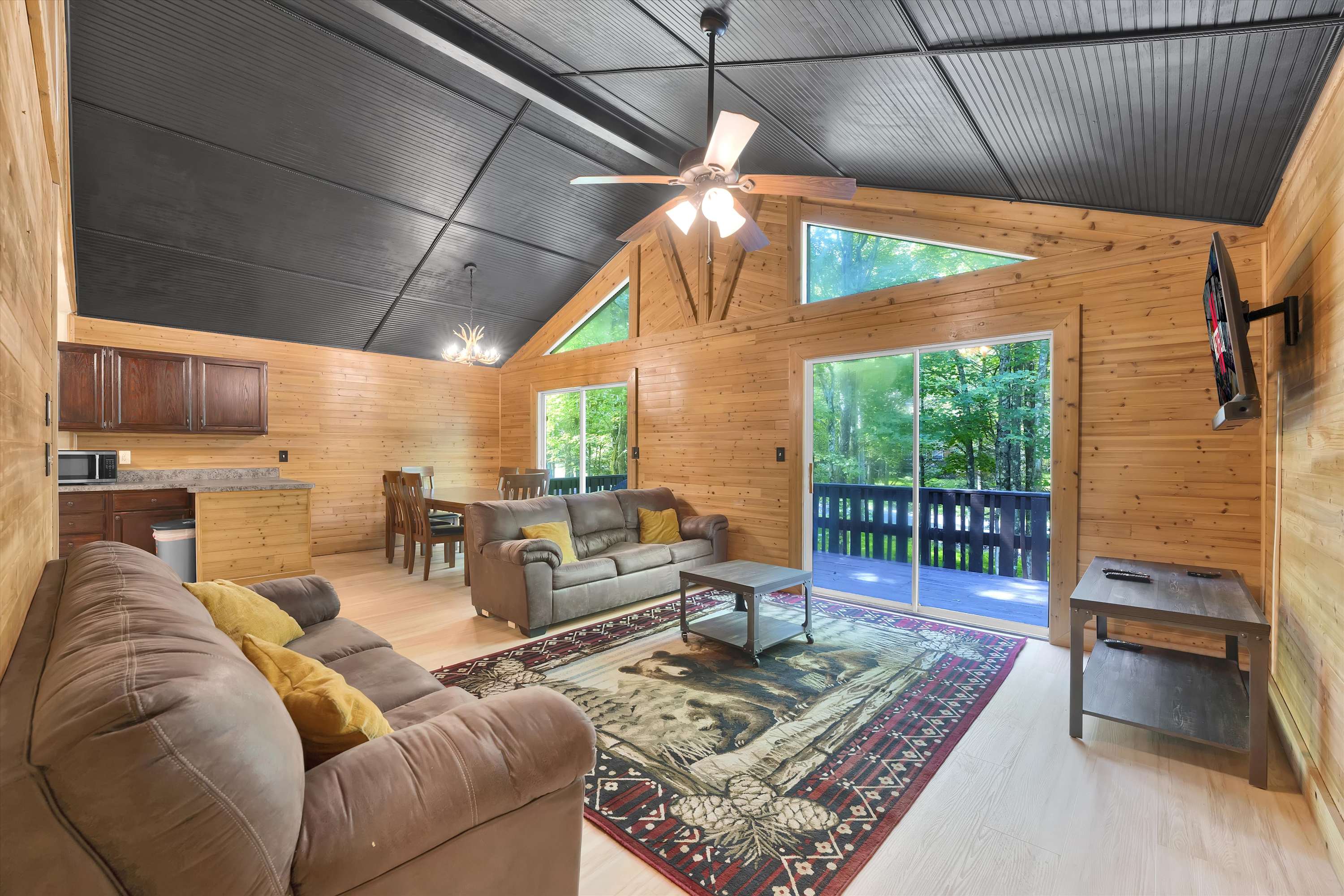 Pocono Chalet With Pool Table | 15 Min to Skiing