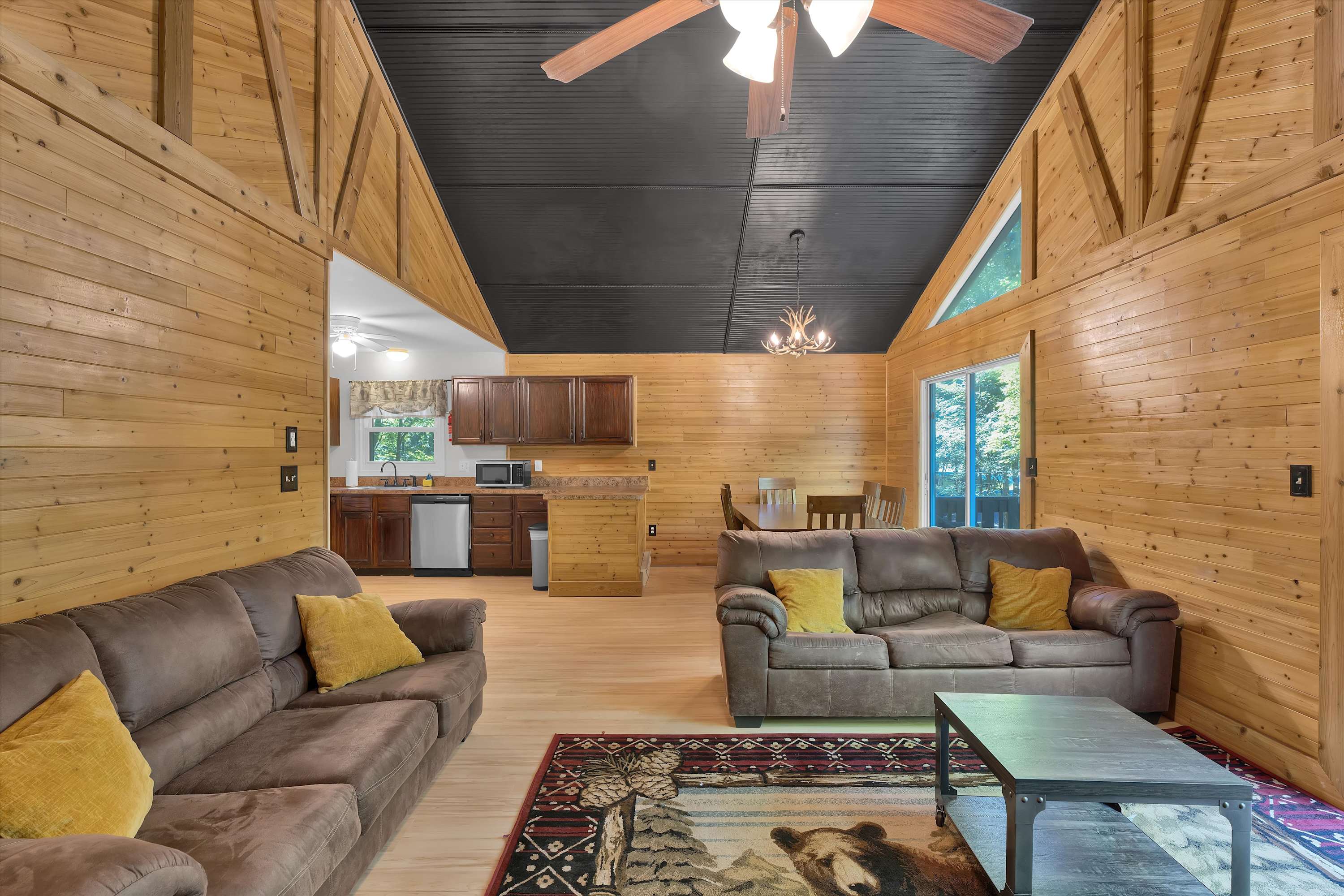 Pocono Chalet With Pool Table | 15 Min to Skiing