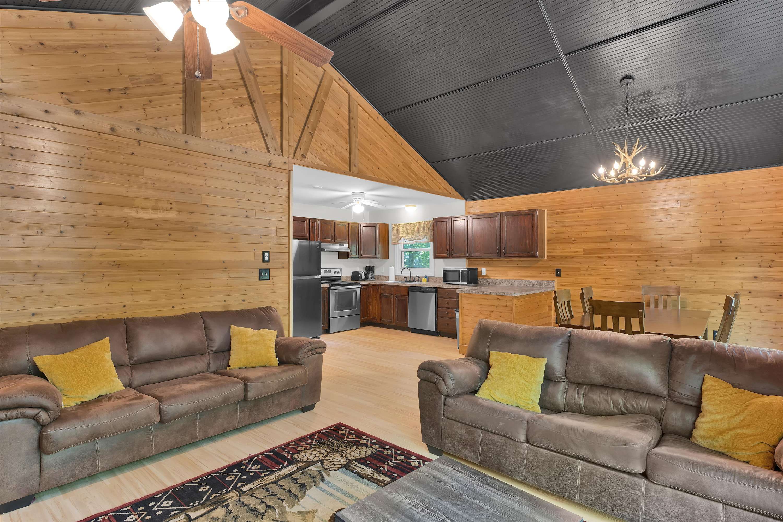 Pocono Chalet With Pool Table | 15 Min to Skiing