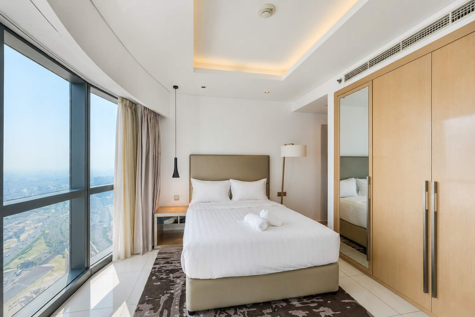 Luxury 3BR Apartment with Pool & Gym in Dubai - Image 23