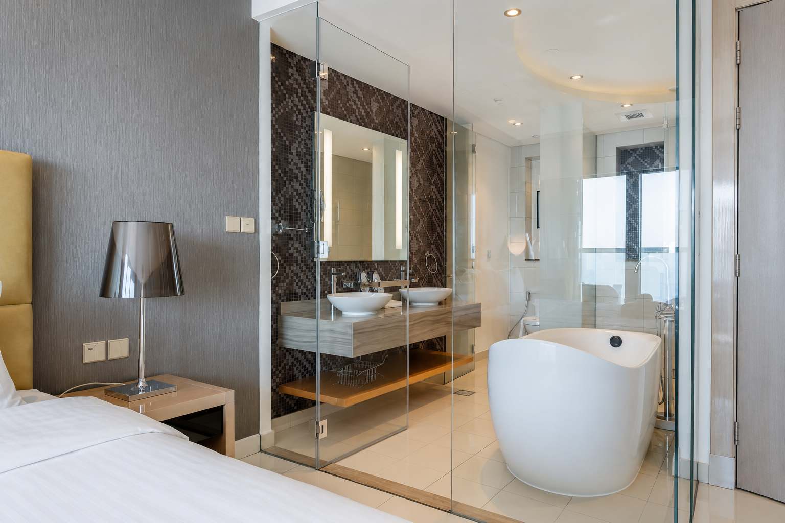 Luxury 3BR Apartment with Pool & Gym in Dubai - Image 15