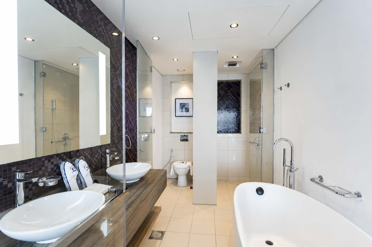 Luxury 3BR Apartment with Pool & Gym in Dubai - Image 16