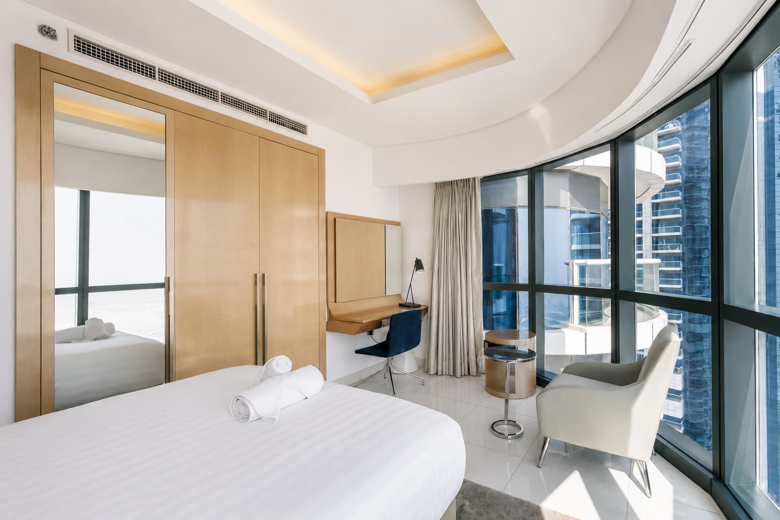 Luxury 3BR Apartment with Pool & Gym in Dubai - Image 24