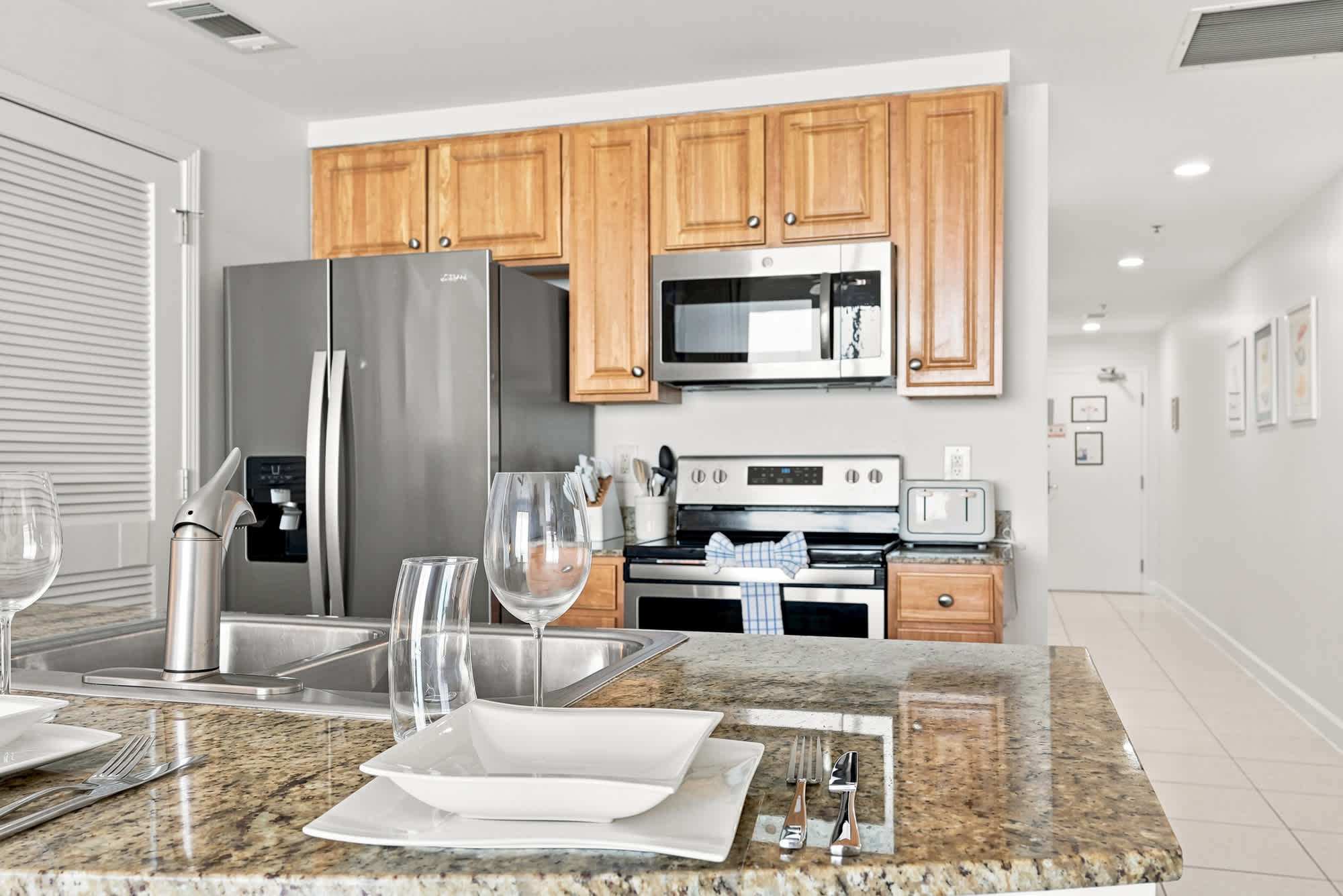 Splash 804E – Modern kitchen with stainless steel appliances, granite countertops, and dining setup.