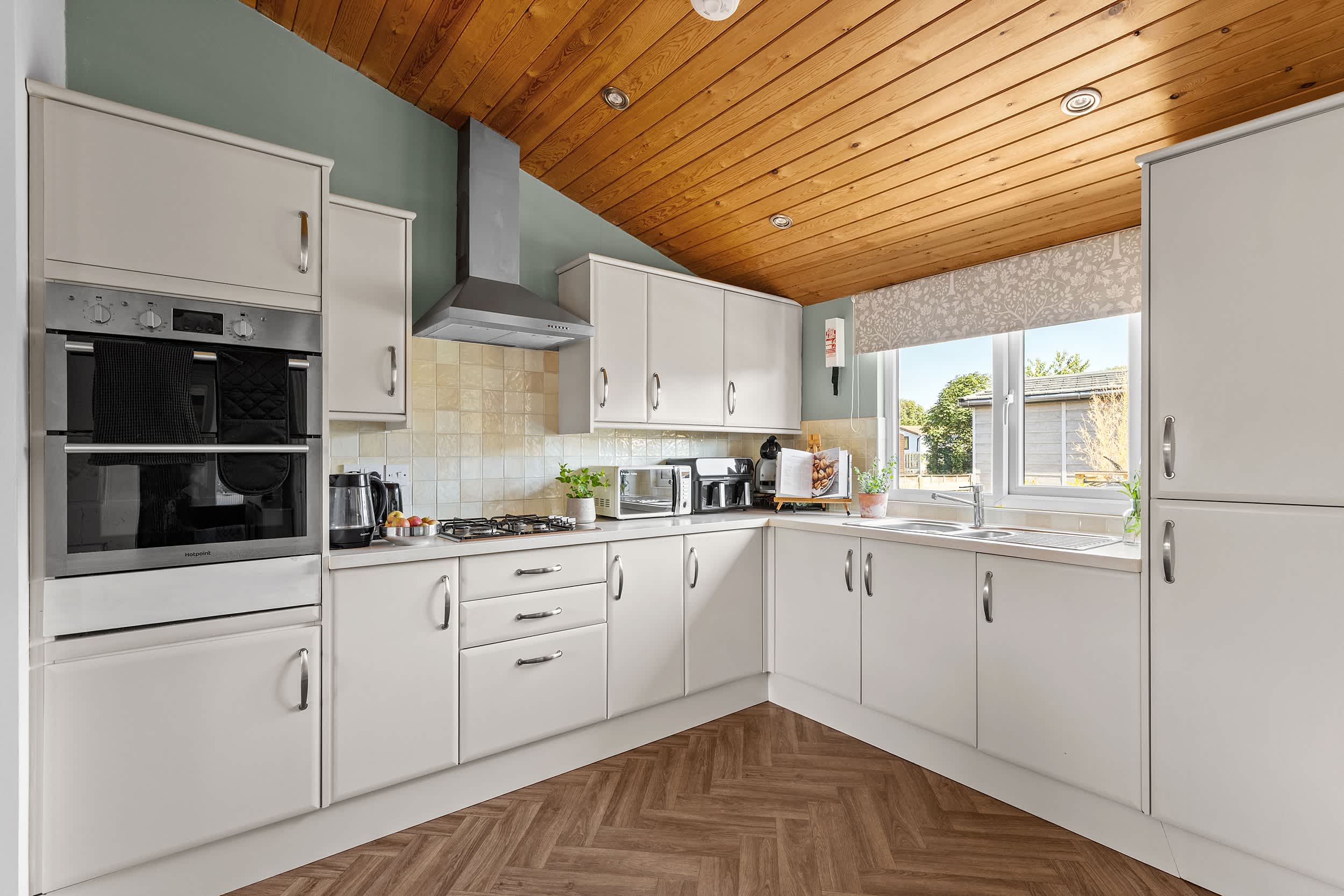 York Retreat: Private Hot Tub, Pet-Friendly Lodge serviced apartment - Wilberfoss - VivreStays