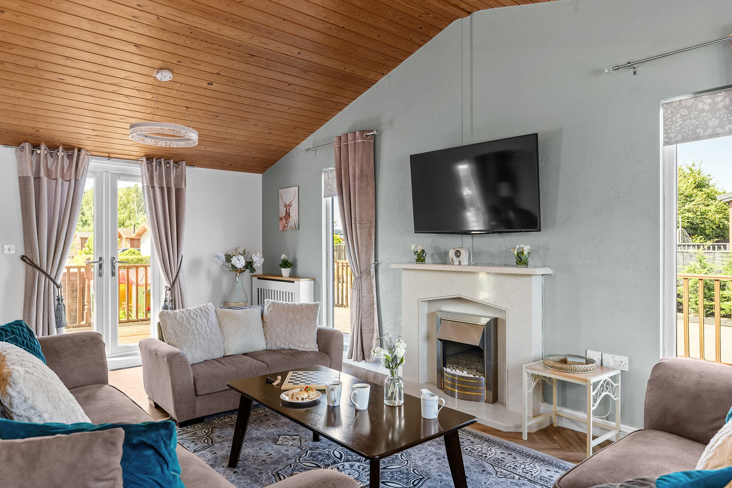 York Retreat: Private Hot Tub, Pet-Friendly Lodge in 86 Florida Keys YO41 5PF - Property image 6 - VivreStays