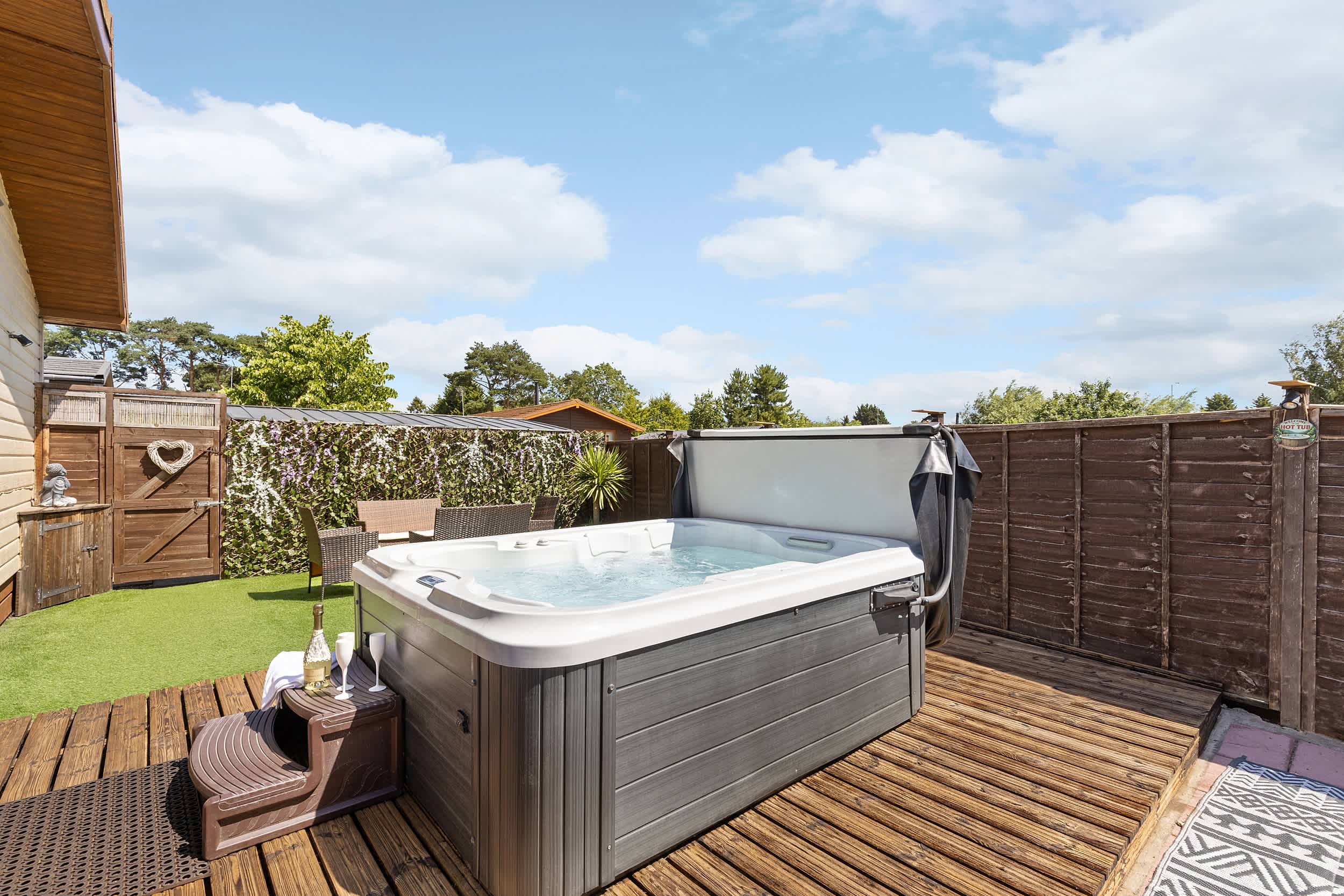 York Retreat: Private Hot Tub, Pet-Friendly Lodge in 86 Florida Keys YO41 5PF - Property image 19 - VivreStays