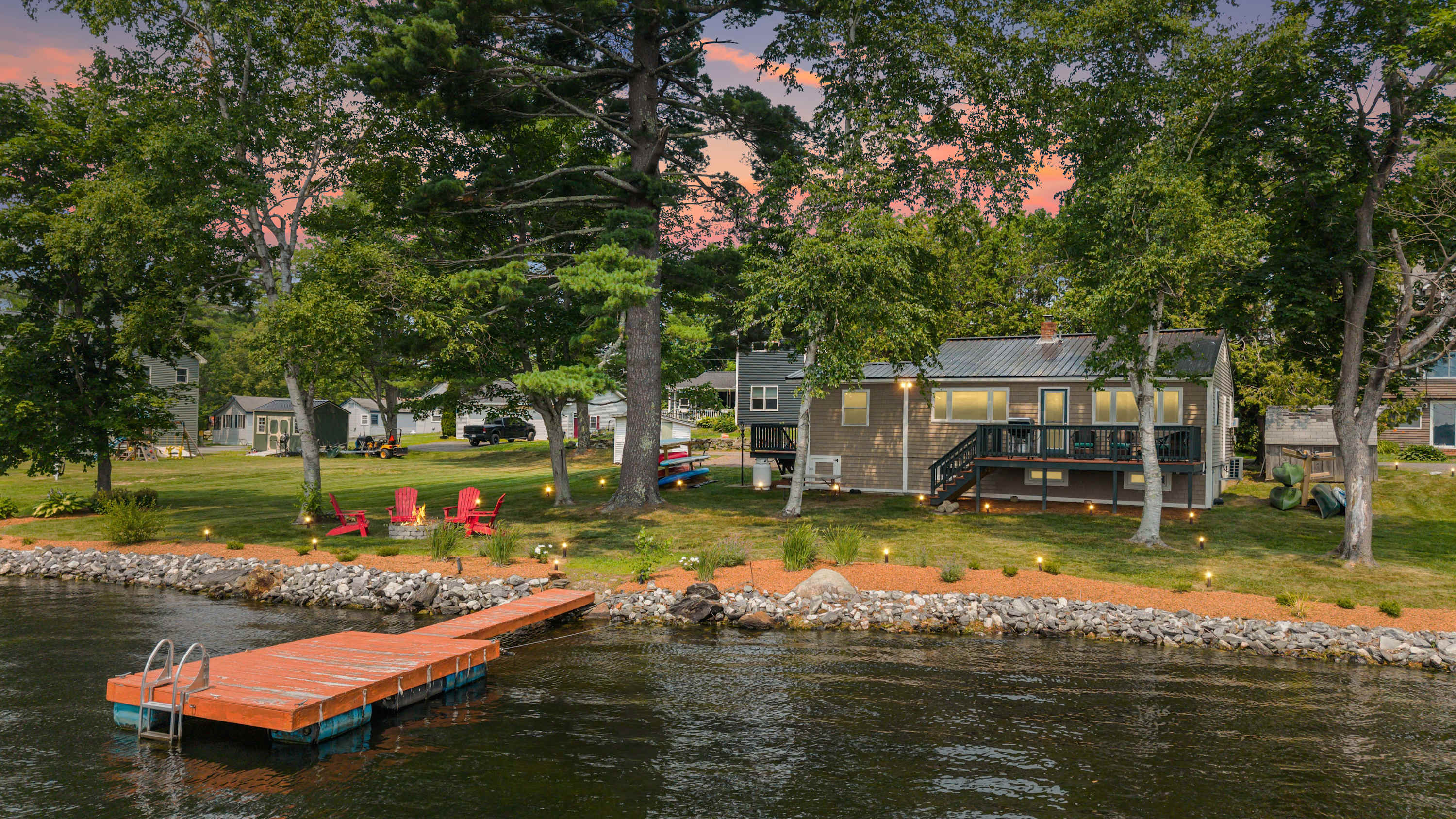 Cozy Keyes Cottage | Lakefront • Dock • Kayaks