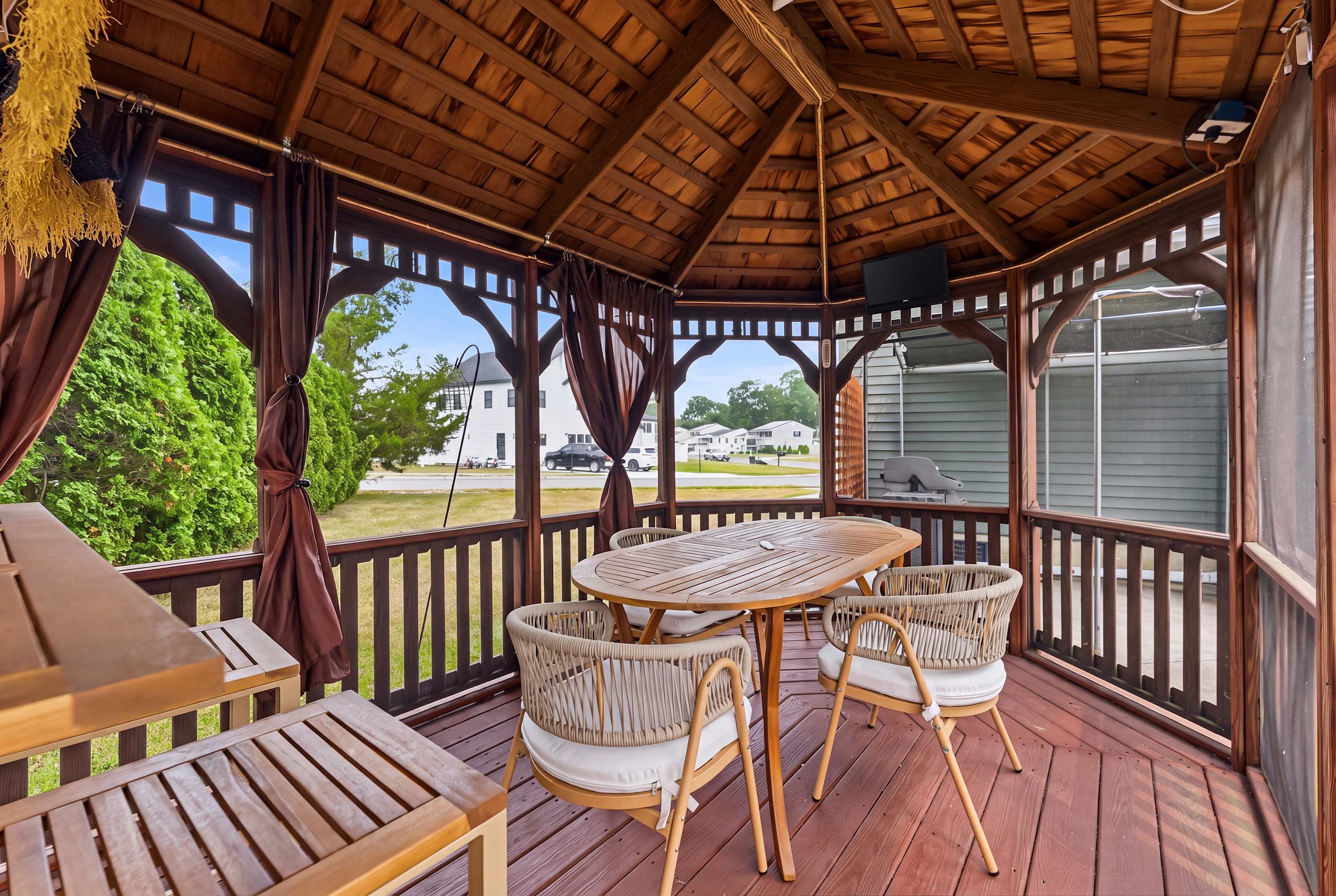 Cape May Escape • Sleeps 10 • Tiki Bar • Grill 2