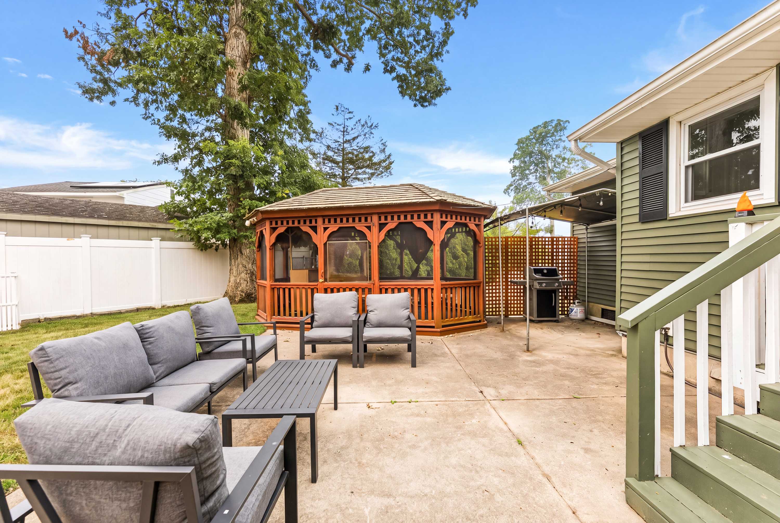 Cape May Escape • Sleeps 10 • Tiki Bar • Grill 6