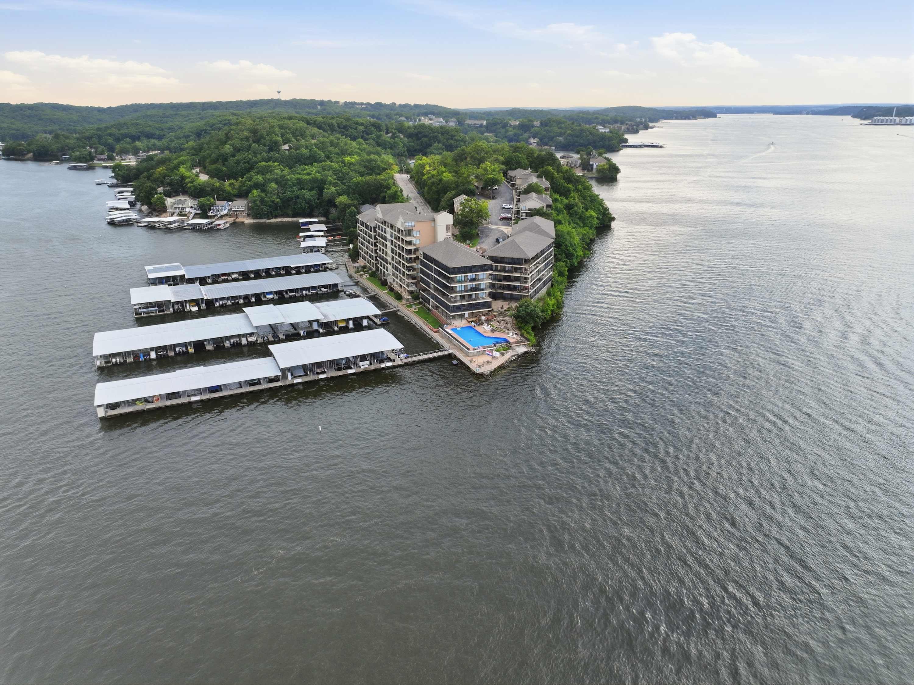 100% Renovated | Lakefront | Pool | Elevator | - Foto 34
