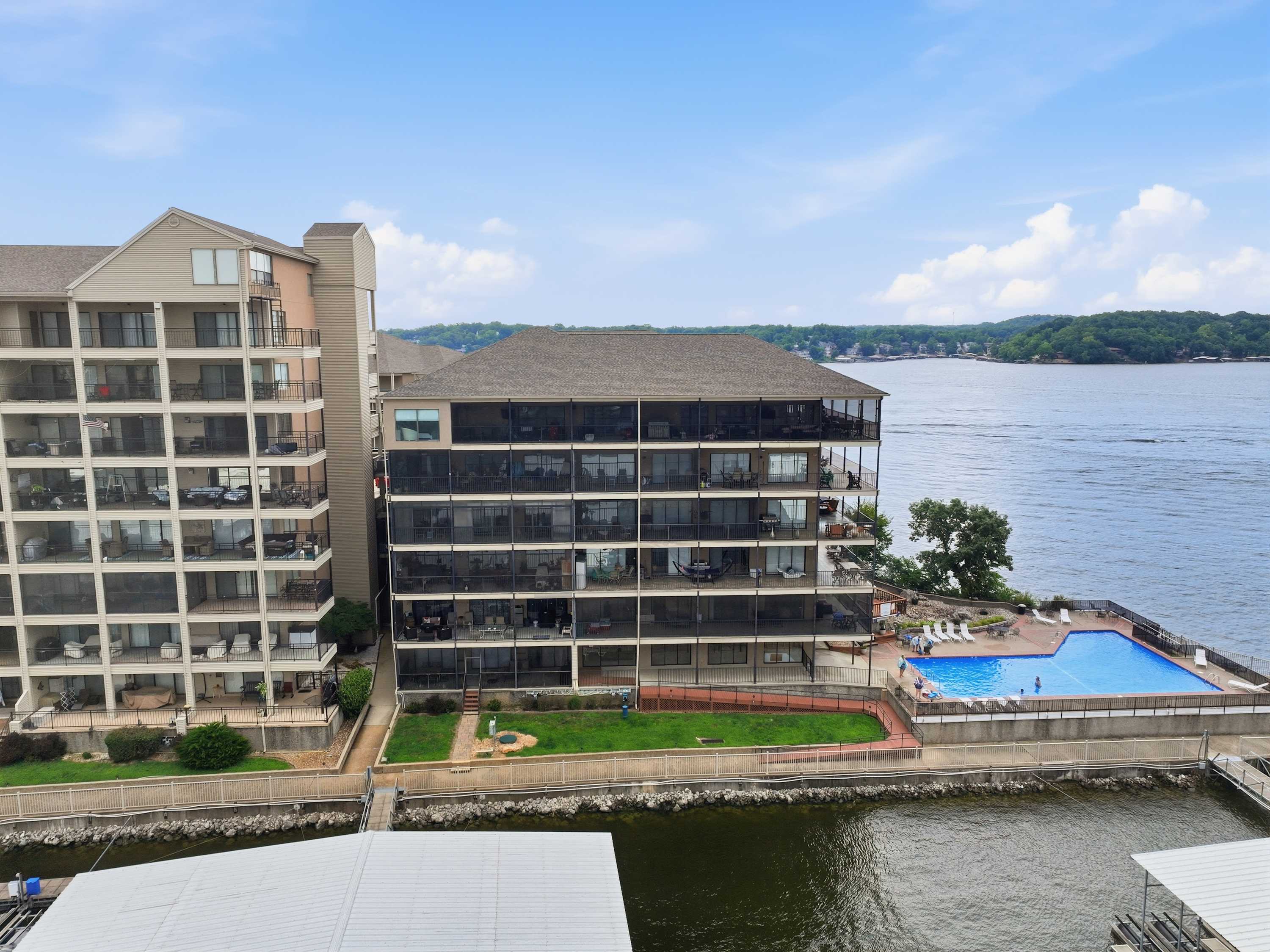 100% Renovated | Lakefront | Pool | Elevator | - Foto 36