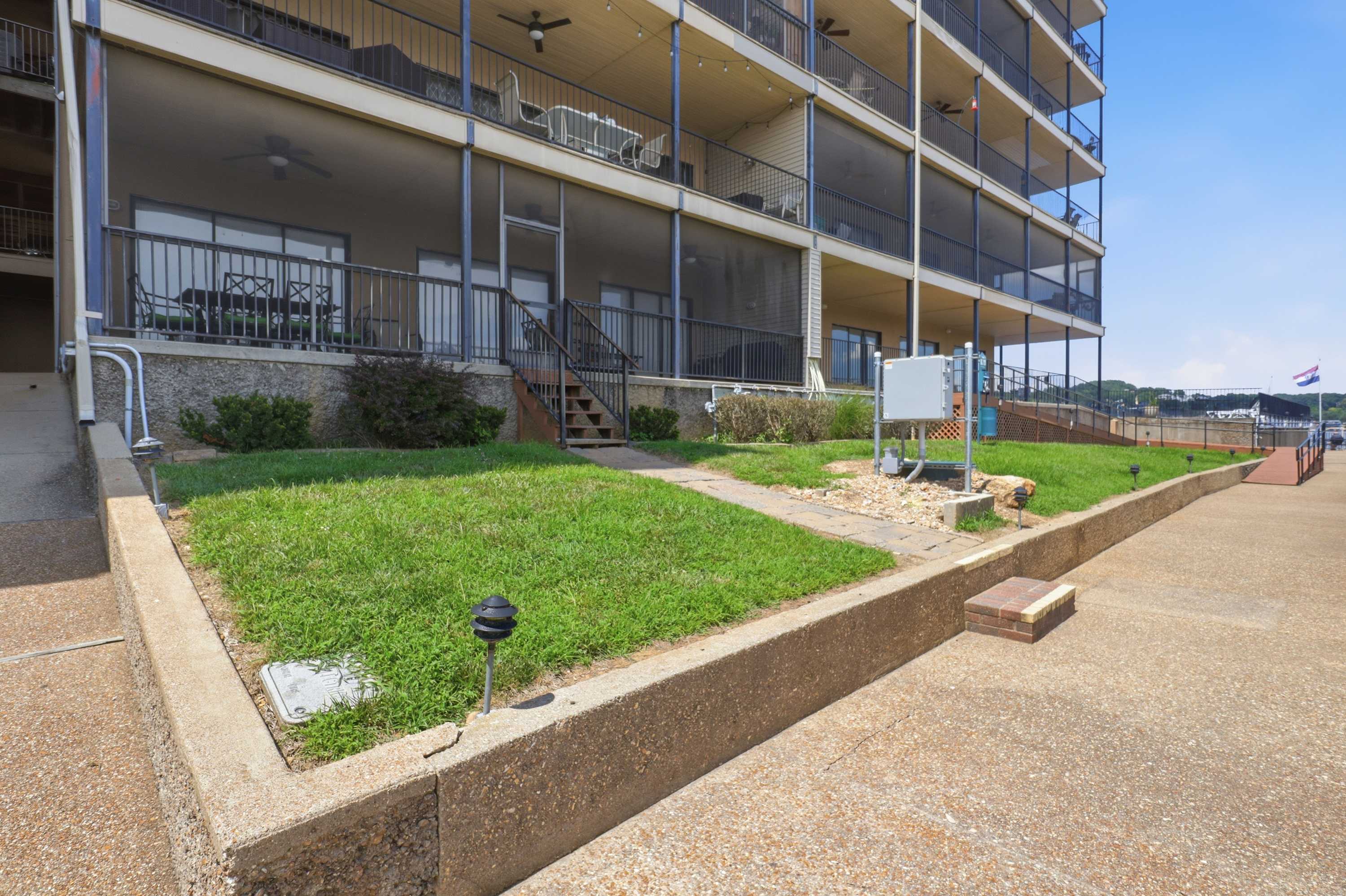 100% Renovated | Lakefront | Pool | Elevator | - Foto 32