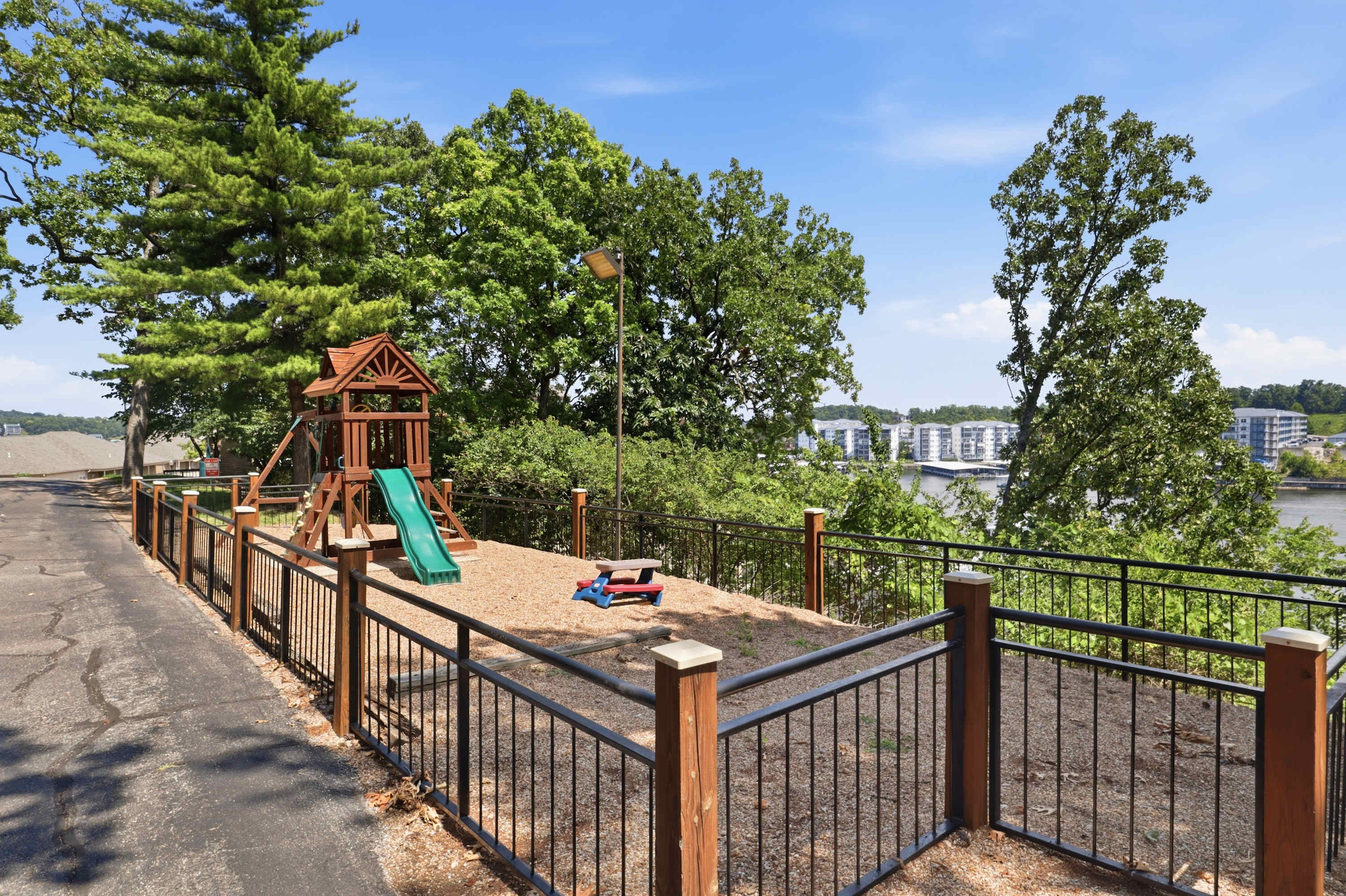 100% Renovated | Lakefront | Pool | Elevator | - Foto 42