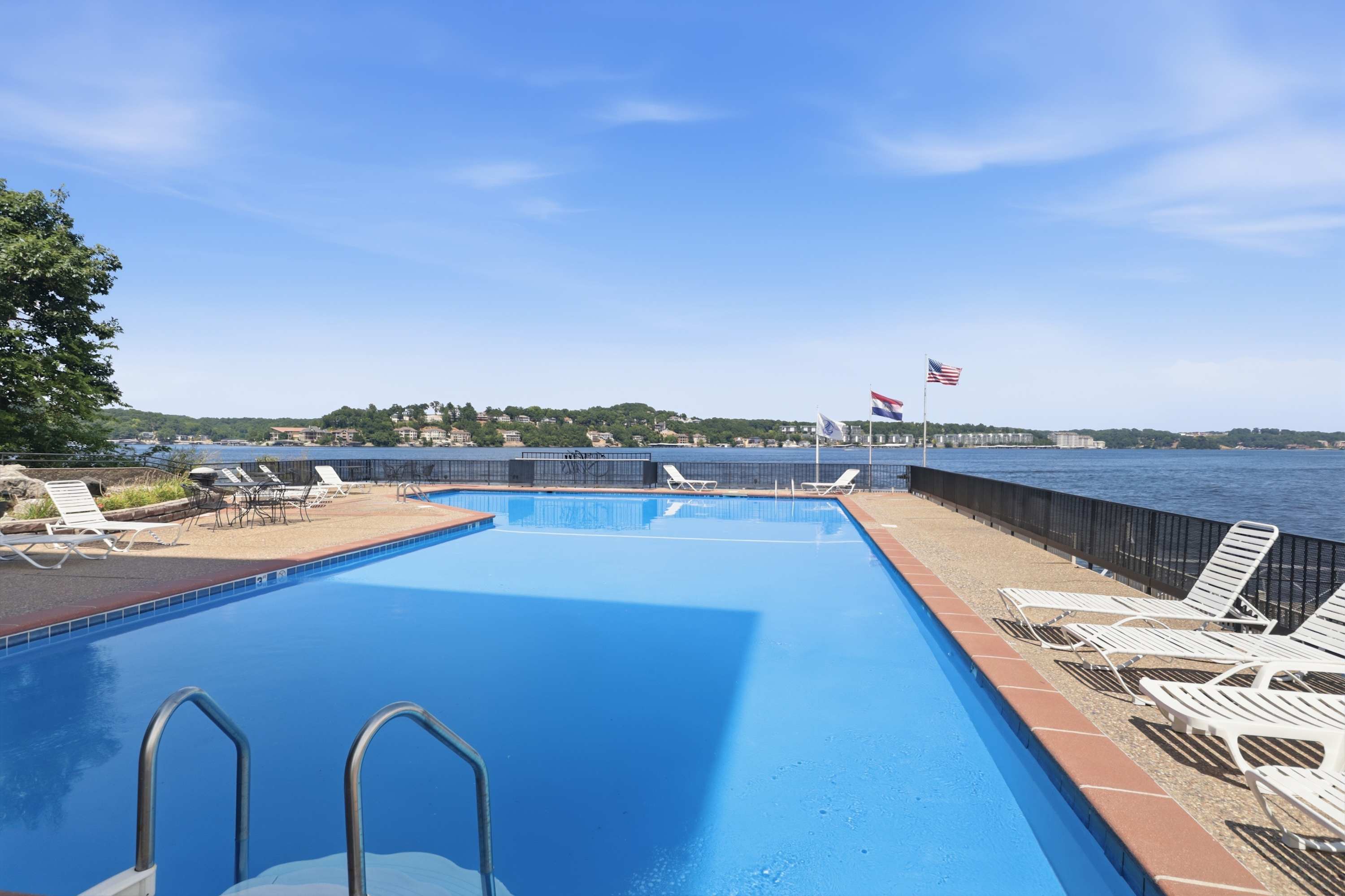 100% Renovated | Lakefront | Pool | Elevator | - Foto 37