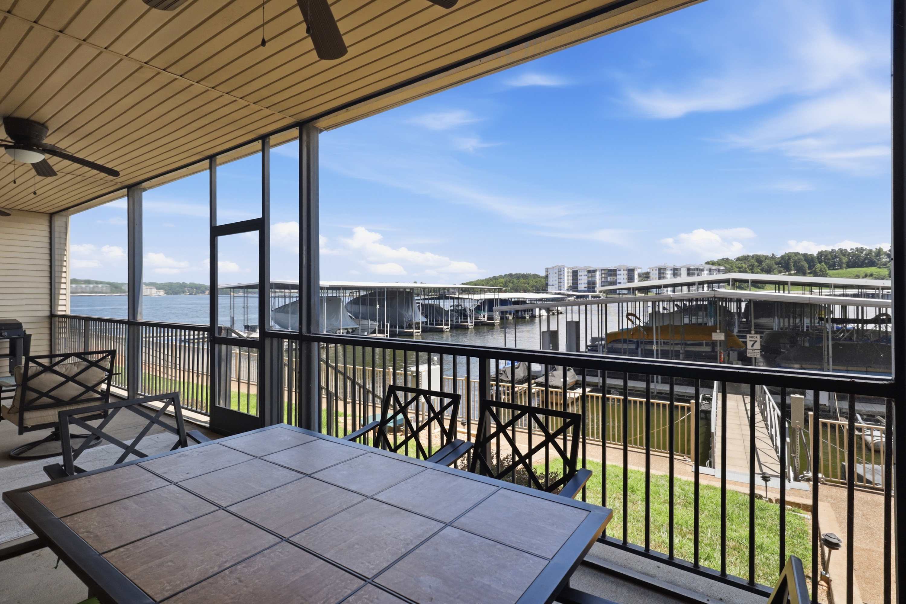 100% Renovated | Lakefront | Pool | Elevator | - Foto 31