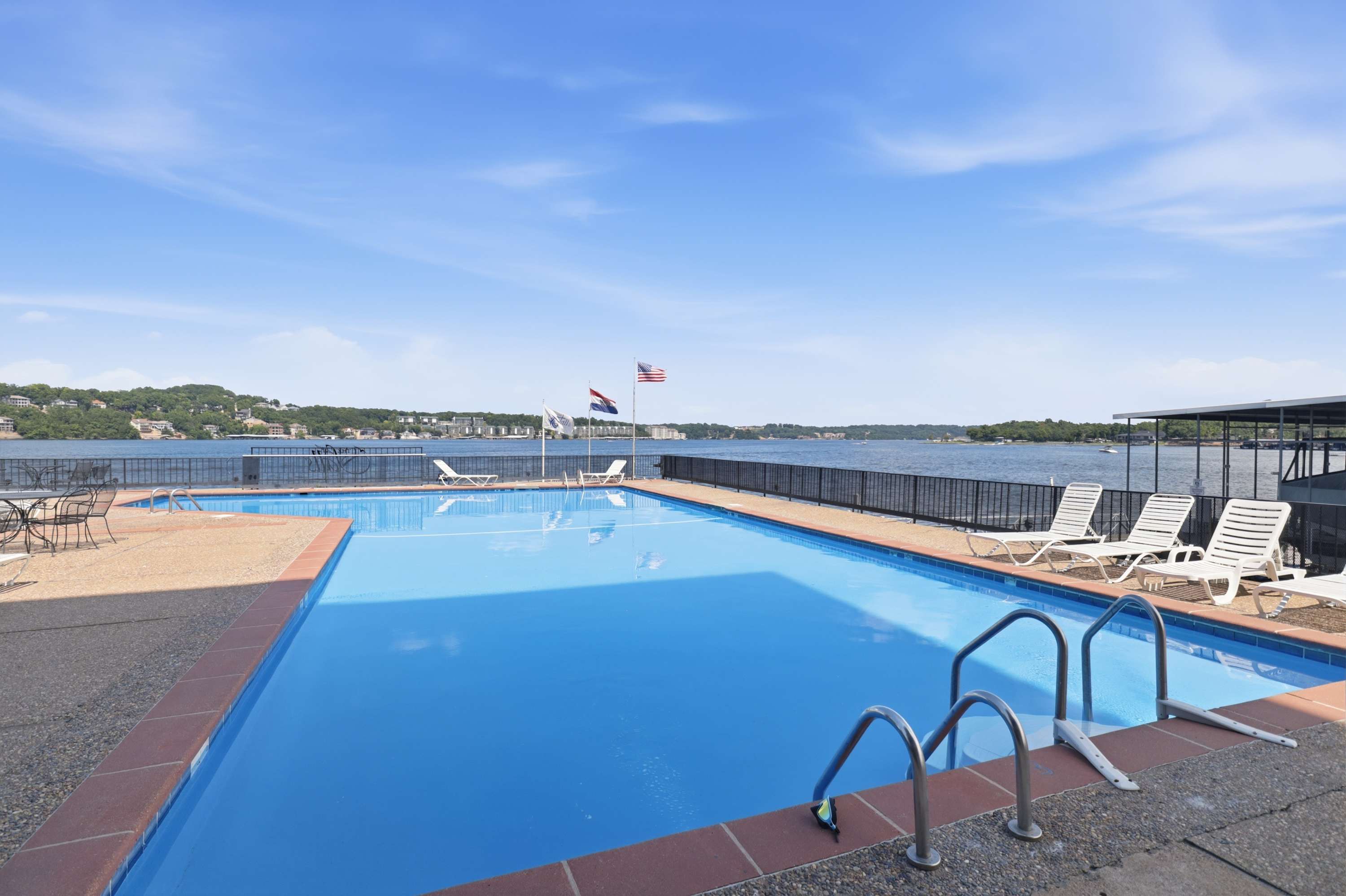 100% Renovated | Lakefront | Pool | Elevator | - Foto 38