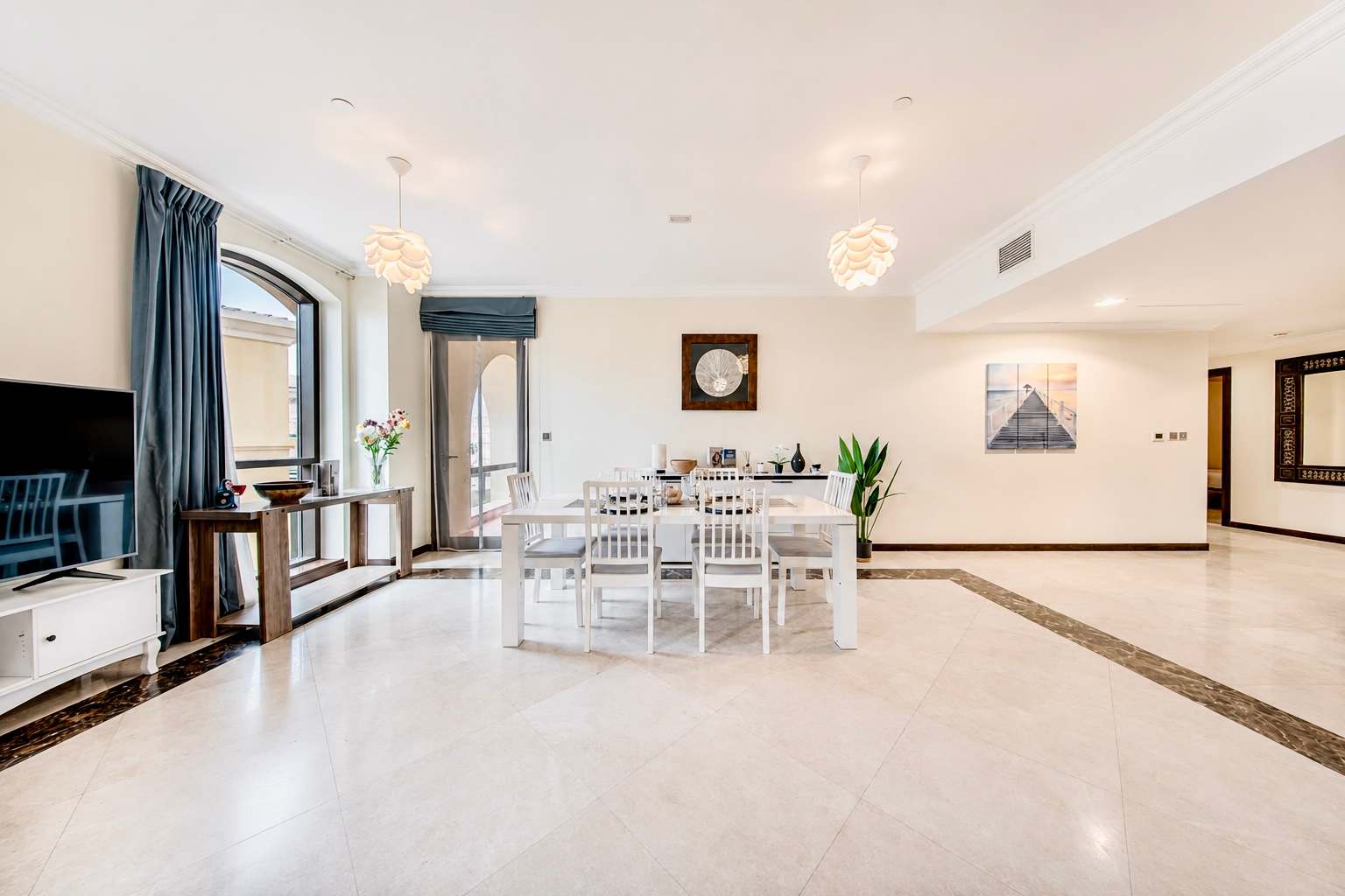 Luxury JBR Apartment: Beachfront Bliss & Stunning Views! - Image 9