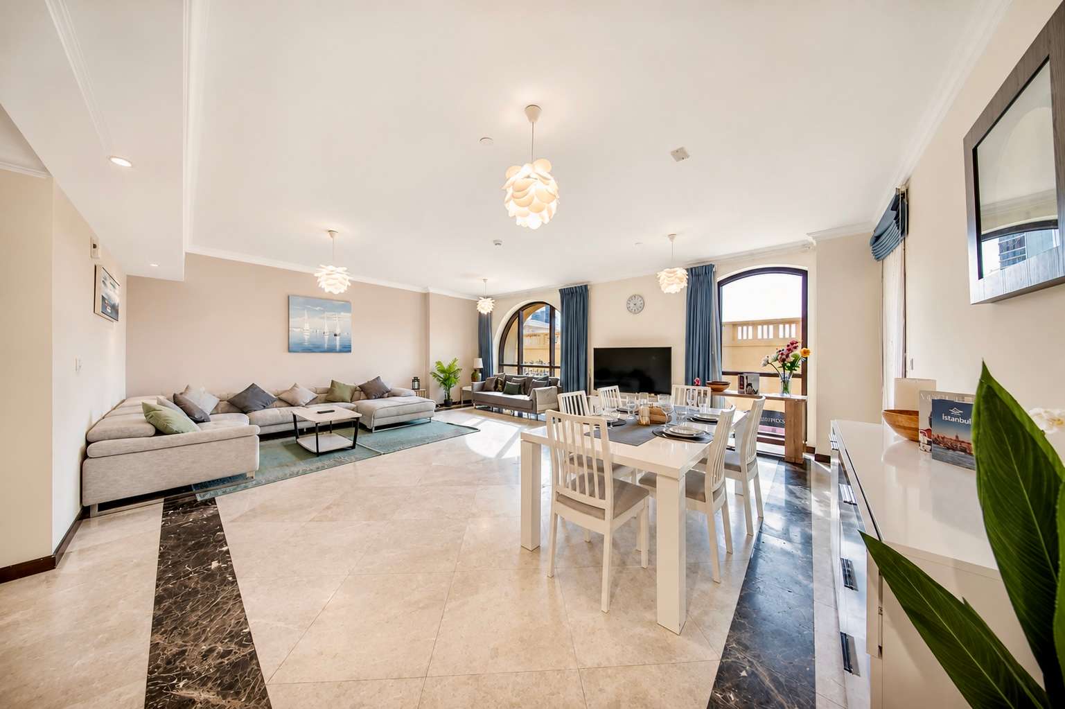 Luxury JBR Apartment: Beachfront Bliss & Stunning Views! - Image 3