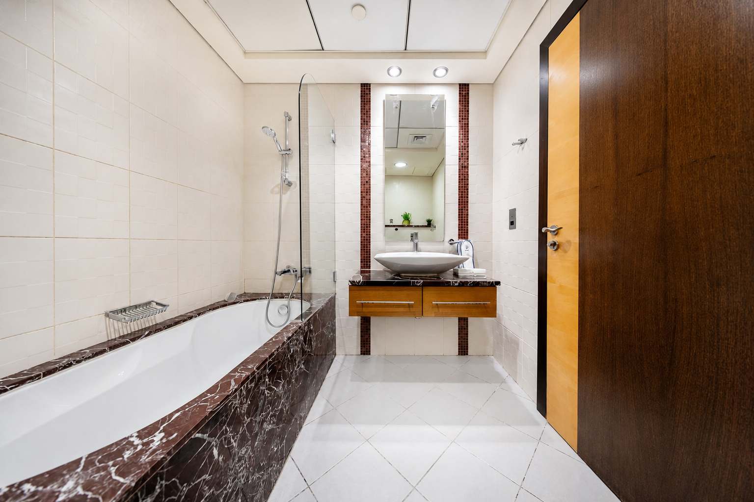 Luxury JBR Apartment: Beachfront Bliss & Stunning Views! - Image 25
