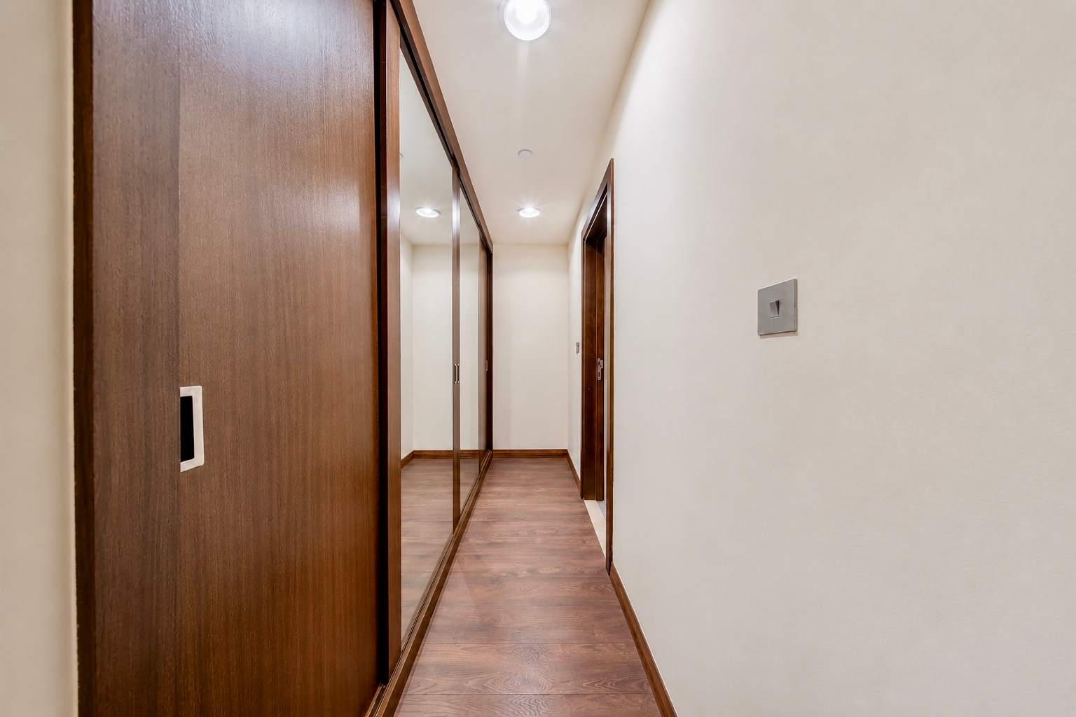 Luxury JBR Apartment: Beachfront Bliss & Stunning Views! - Image 24