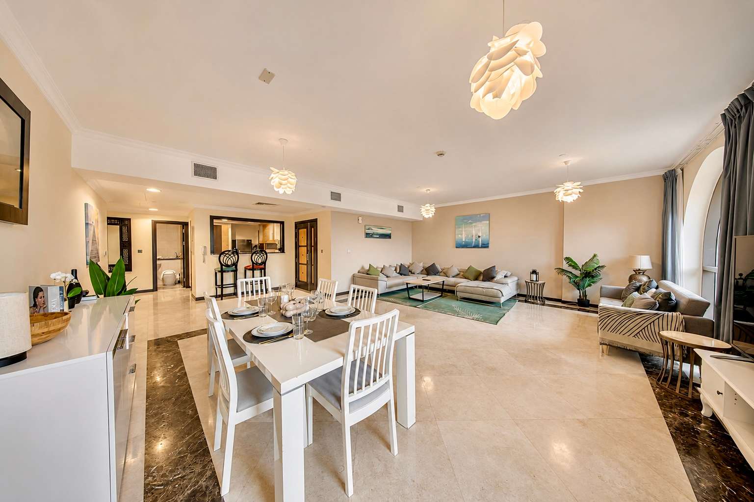 Luxury JBR Apartment: Beachfront Bliss & Stunning Views! - Image 7