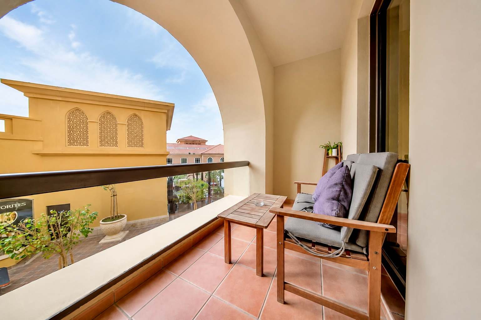 Luxury JBR Apartment: Beachfront Bliss & Stunning Views! - Image 35