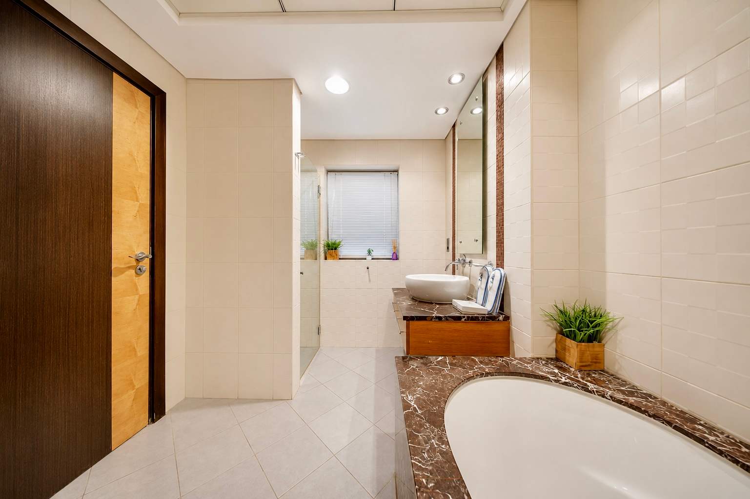 Luxury JBR Apartment: Beachfront Bliss & Stunning Views! - Image 17