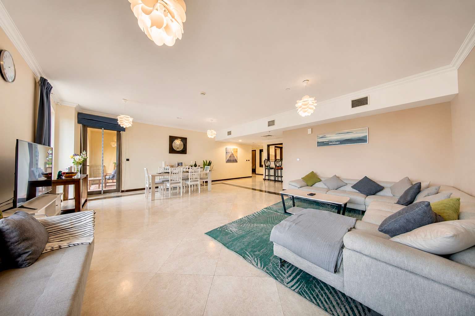 Luxury JBR Apartment: Beachfront Bliss & Stunning Views! - Image 8