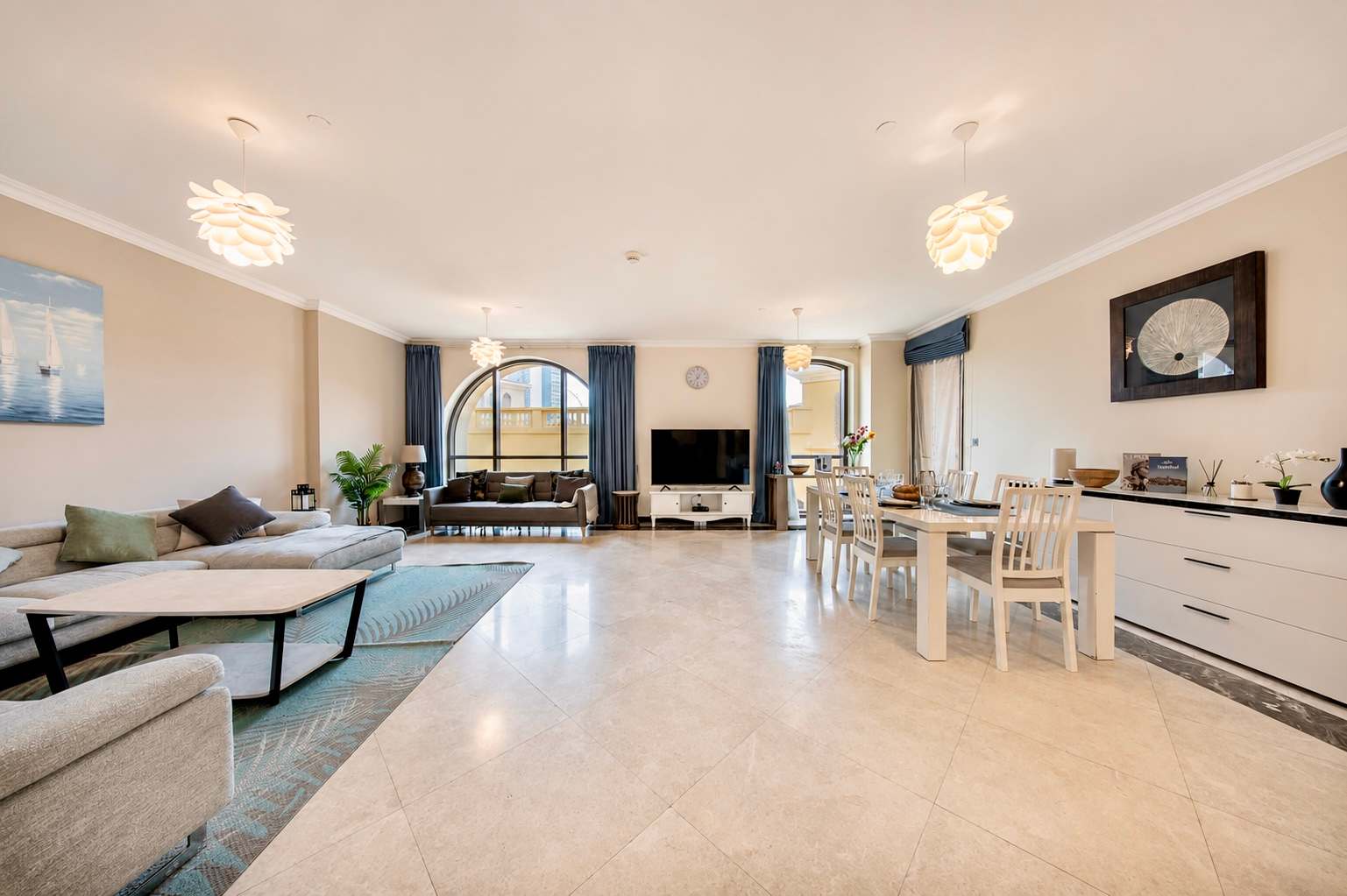Luxury JBR Apartment: Beachfront Bliss & Stunning Views! - Image 4