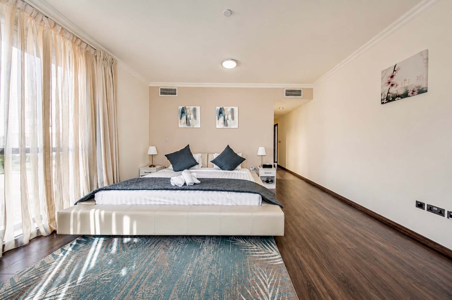 Luxury JBR Apartment: Beachfront Bliss & Stunning Views! - Image 21