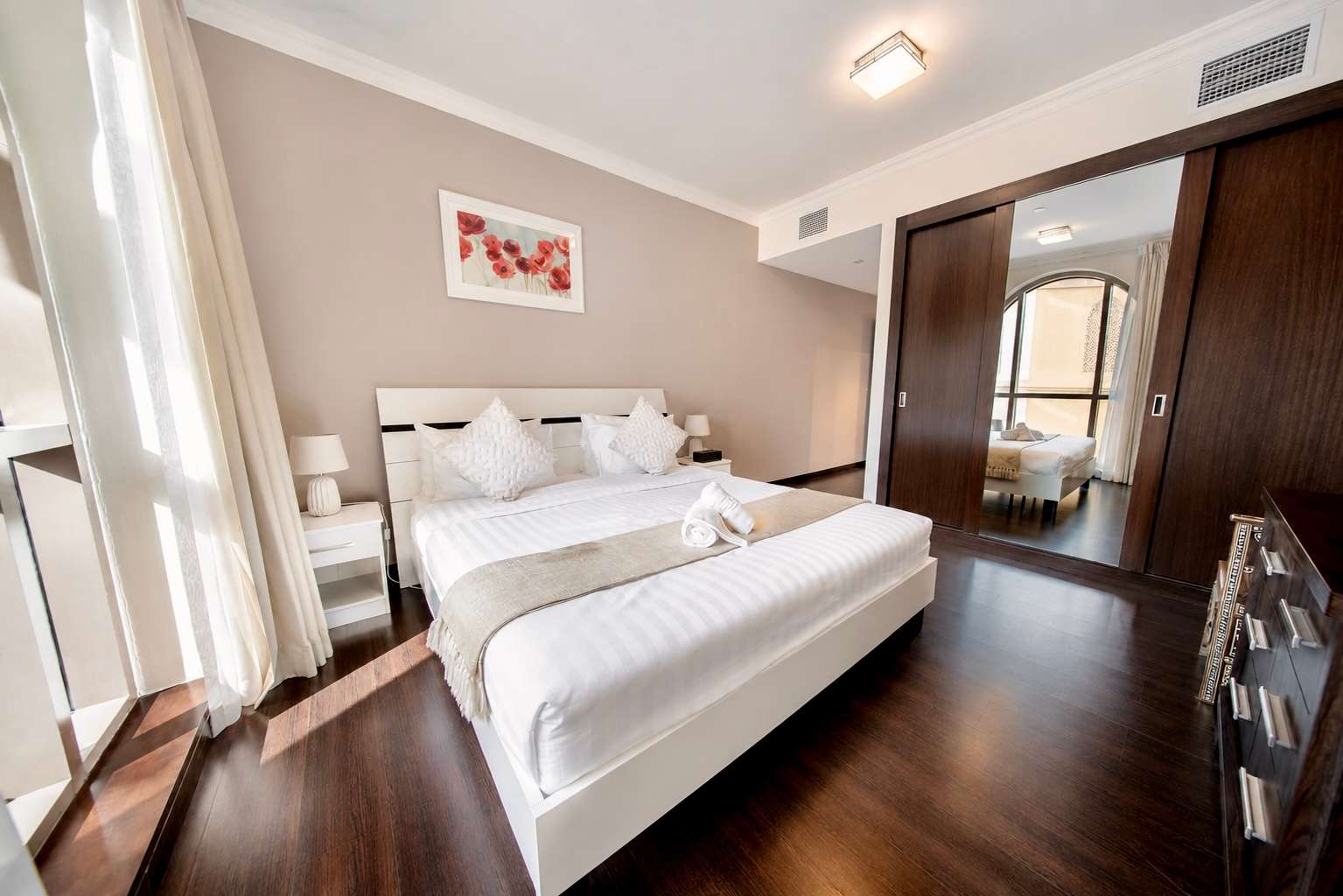 Luxury JBR Apartment: Beachfront Bliss & Stunning Views! - Image 15