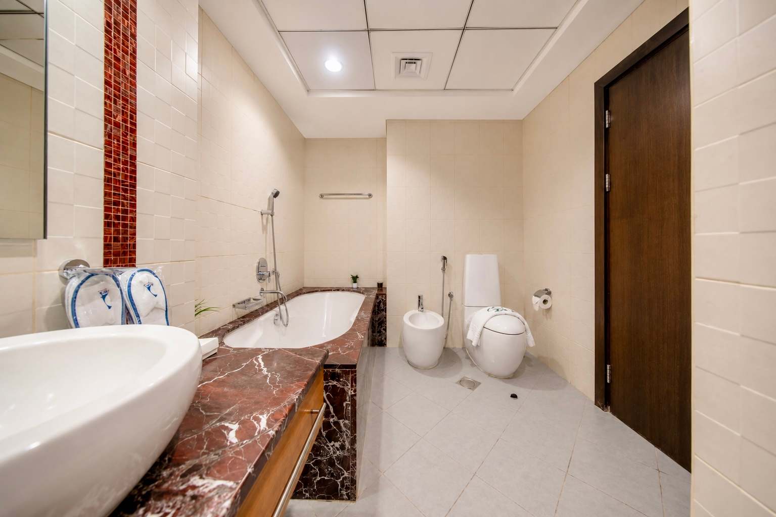 Luxury JBR Apartment: Beachfront Bliss & Stunning Views! - Image 18
