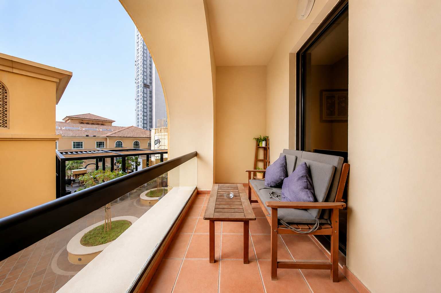 Luxury JBR Apartment: Beachfront Bliss & Stunning Views! - Image 33