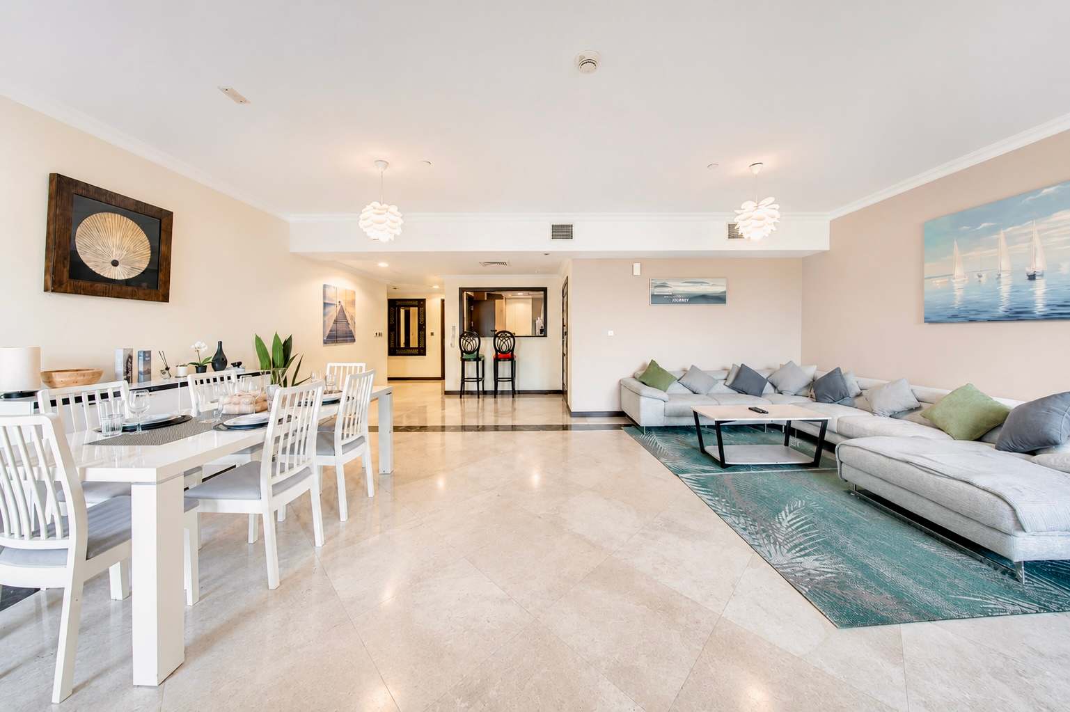 Luxury JBR Apartment: Beachfront Bliss & Stunning Views! - Image 5