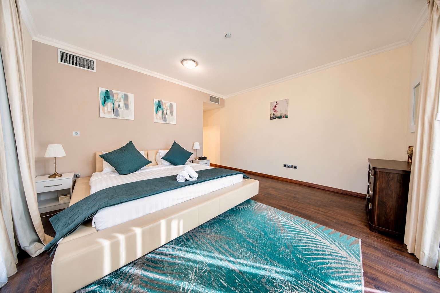 Luxury JBR Apartment: Beachfront Bliss & Stunning Views! - Image 22