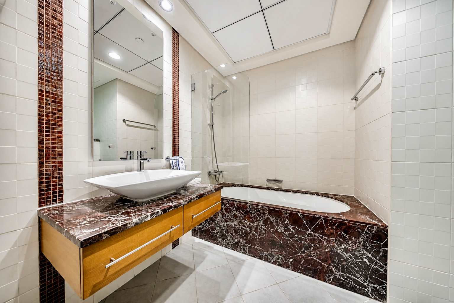 Luxury JBR Apartment: Beachfront Bliss & Stunning Views! - Image 29