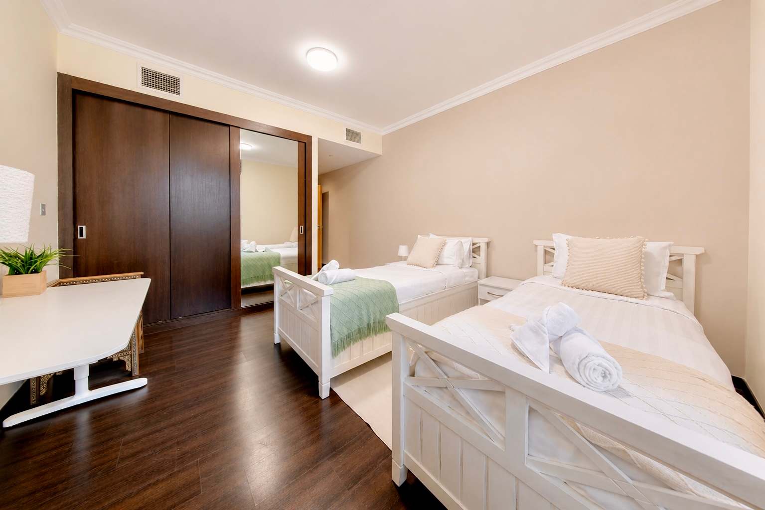 Luxury JBR Apartment: Beachfront Bliss & Stunning Views! - Image 26