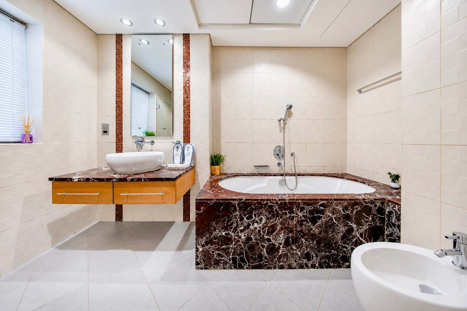 Luxury JBR Apartment: Beachfront Bliss & Stunning Views! - Image 20