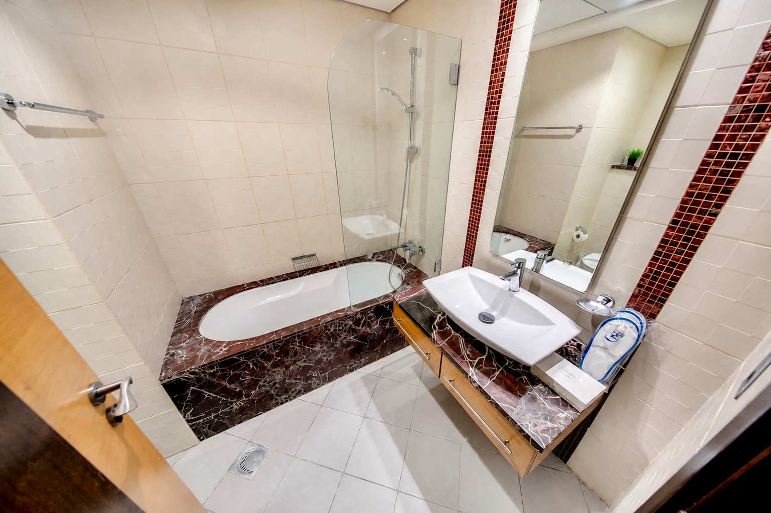 Luxury JBR Apartment: Beachfront Bliss & Stunning Views! - Image 28
